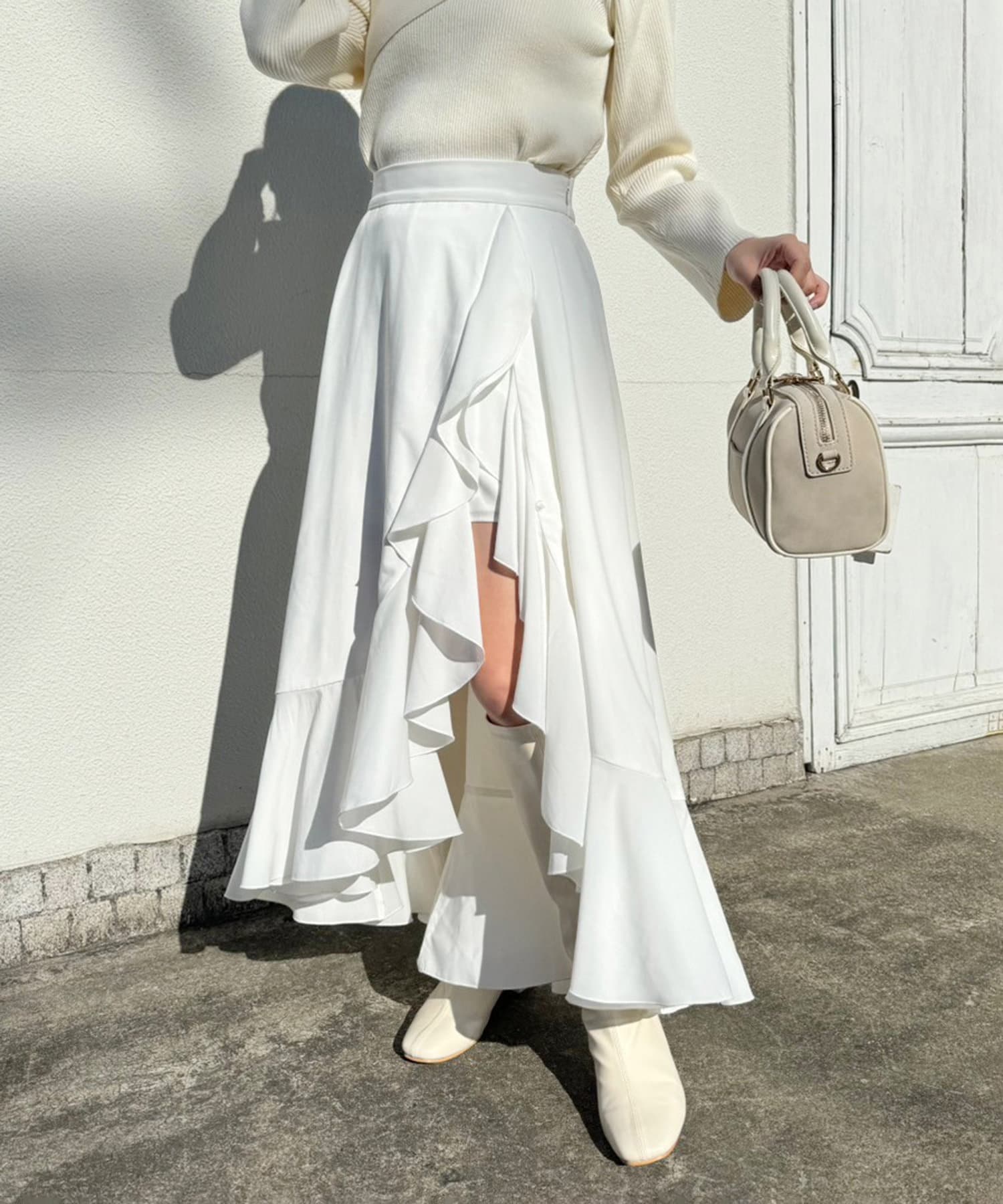 ~NICECLAUP 2025 early Spring Collection~落ち感のあるイレヘムシルエットのフレアスカートそれぞれ異なる素材の生地を使い、印象の違う仕上がりに。ON、OFFどちらで
