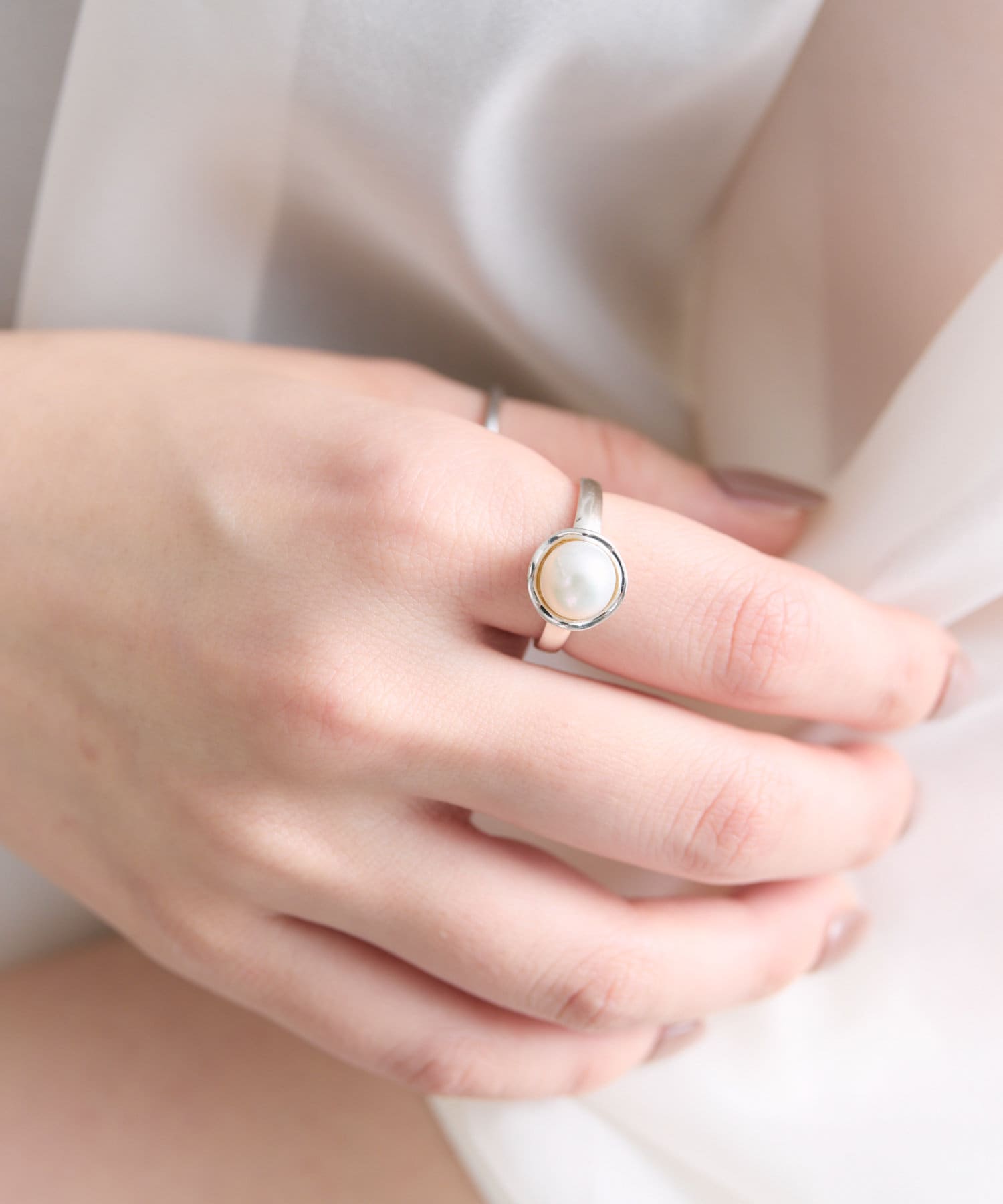 ear PAPILLONNER(イア パピヨネ) 《WEB限定/スターリングシルバー使用》枠付きパールリング