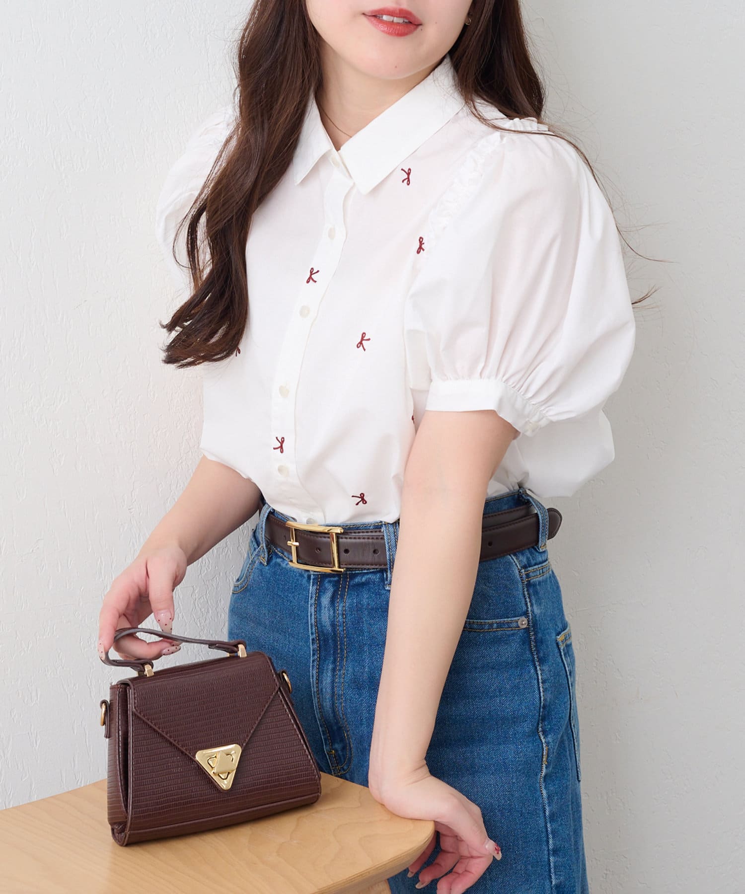 NICE CLAUP / OLIVE des OLIVE OUTLET(ナイスクラップ  / オリーブ デ オリーブ アウトレット) 【RMAF】【ガーリー好きさんにオススメ】リボン刺しゅうブラウス