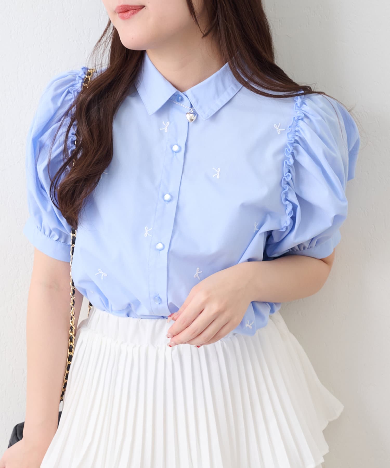 NICE CLAUP / OLIVE des OLIVE OUTLET(ナイスクラップ  / オリーブ デ オリーブ アウトレット) 【RMAF】【ガーリー好きさんにオススメ】リボン刺しゅうブラウス