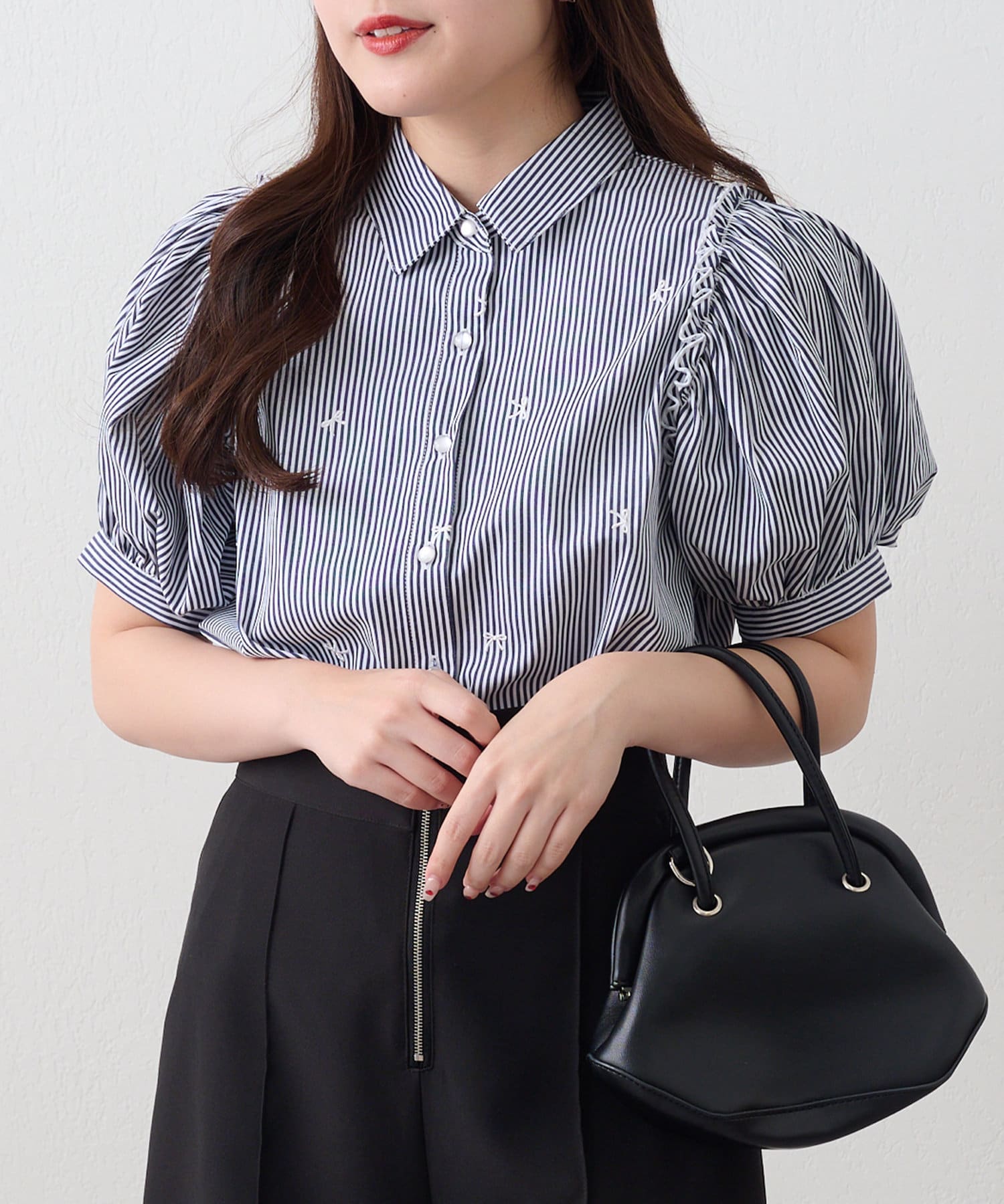 NICE CLAUP / OLIVE des OLIVE OUTLET(ナイスクラップ  / オリーブ デ オリーブ アウトレット) 【RMAF】【ガーリー好きさんにオススメ】リボン刺しゅうブラウス