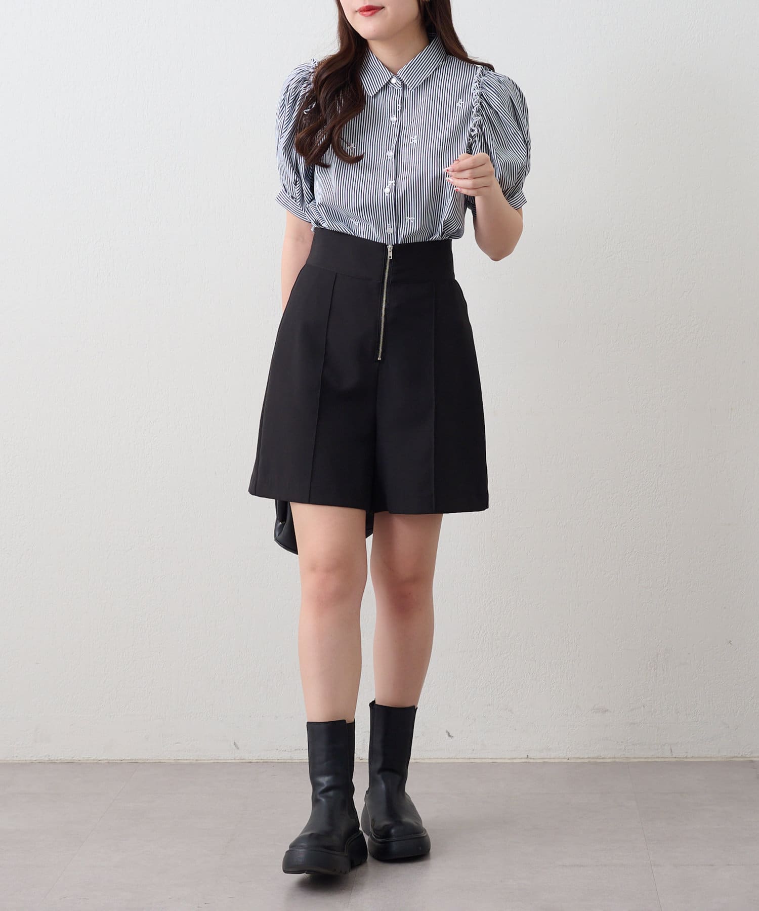 NICE CLAUP / OLIVE des OLIVE OUTLET(ナイスクラップ  / オリーブ デ オリーブ アウトレット) 【RMAF】【ガーリー好きさんにオススメ】リボン刺しゅうブラウス