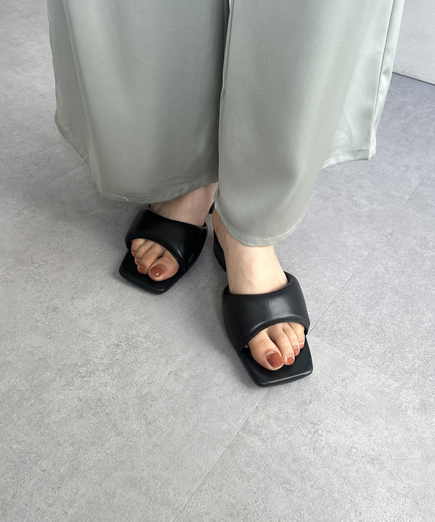 Thevon.(ゼヴォン) パデットサンダル
