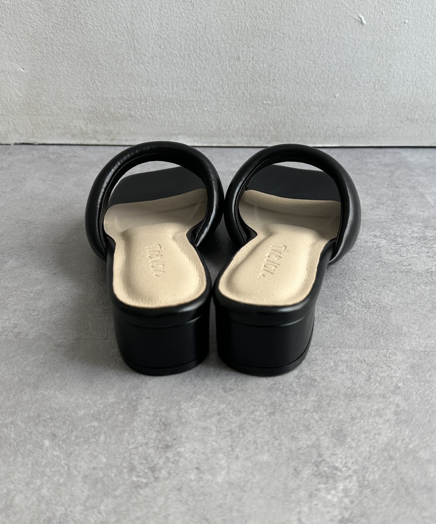 Thevon.(ゼヴォン) パデットサンダル