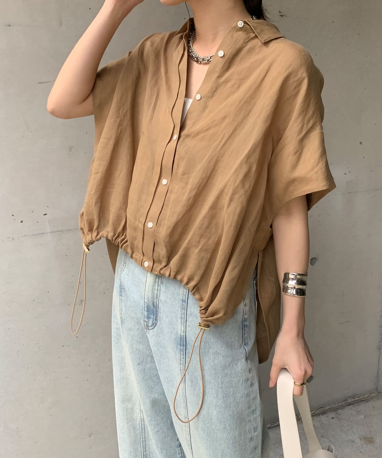 ■2025 SPRING & SUMMER ITEM■真夏にぴったりのポイントたっぷりなフレンチシャツリネン混の季節感漂う、涼し気な素材を使用。裾にドロストコードを施し、お好みのシルエットに調