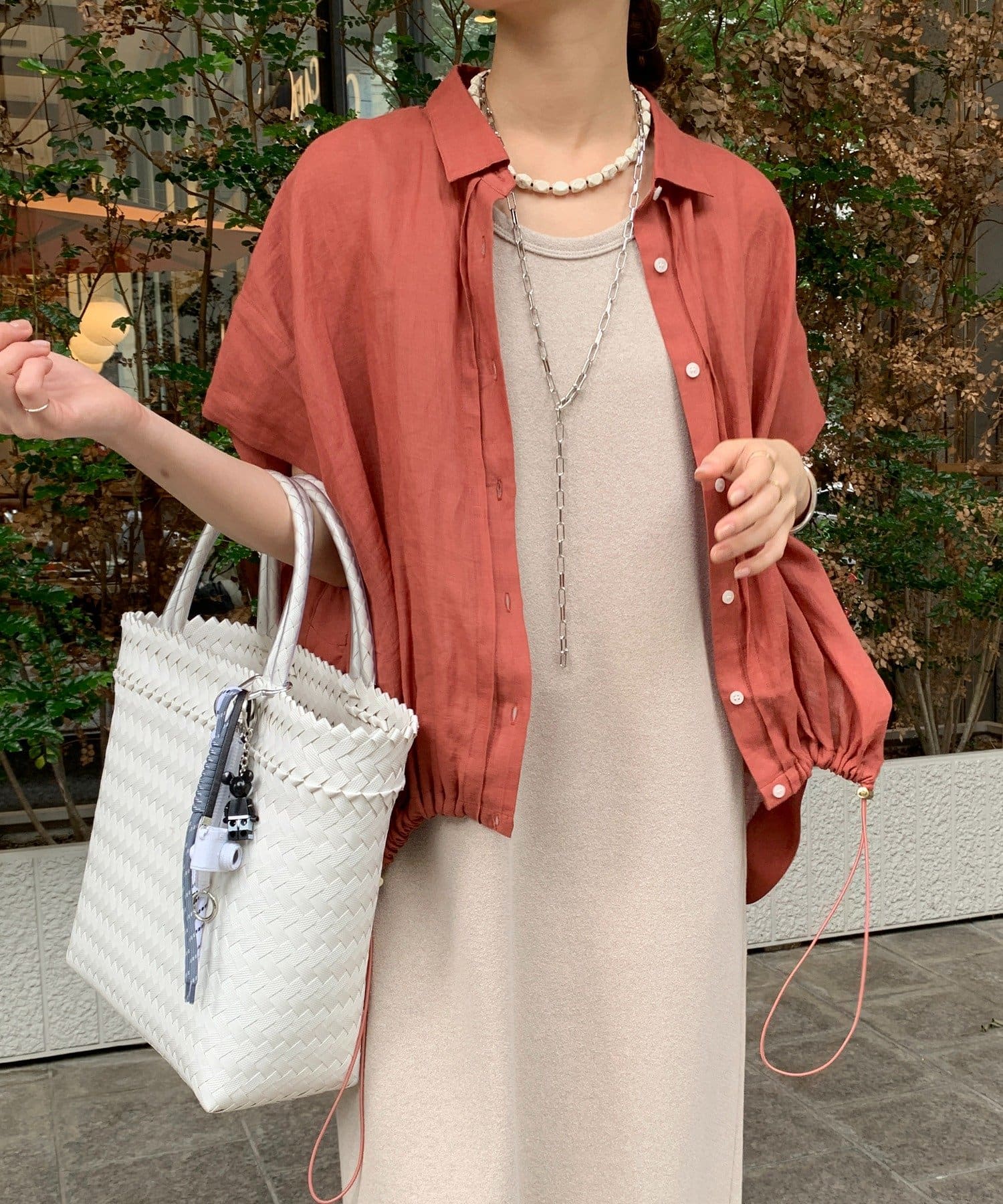 ■2025 SPRING & SUMMER ITEM■真夏にぴったりのポイントたっぷりなフレンチシャツリネン混の季節感漂う、涼し気な素材を使用。裾にドロストコードを施し、お好みのシルエットに調