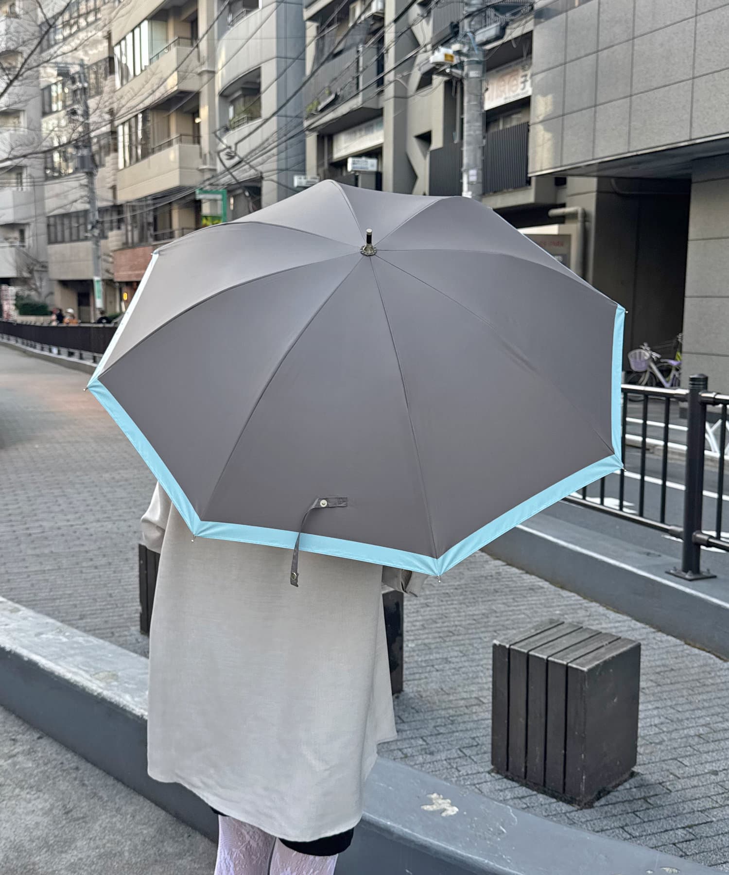シンプルで使いやすいバイカラーの長傘が登場！バイカラーがコーデのポイントになるデザインUVカット100%なので紫外線対策にはぴったりのアイテム。晴でも雨でも大活躍する優れものです。◆晴雨兼用◆撥水加工