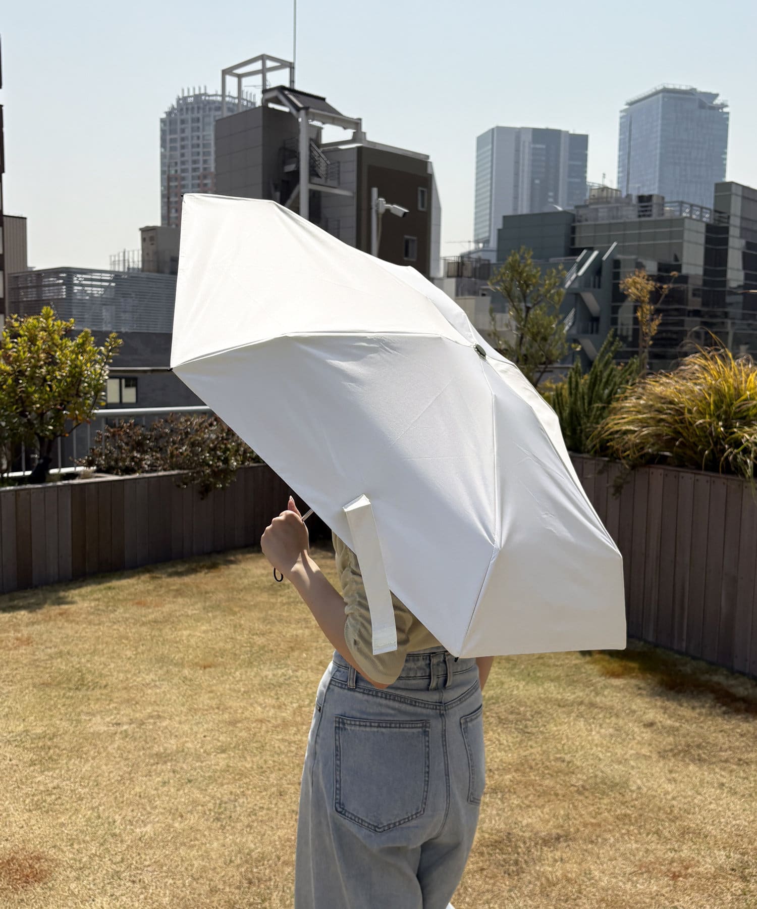 無地で使いやすいシンプルな折り畳み傘が登場！コンパクトで持ち運びやすい折り畳み傘。UVカット100%なので紫外線対策にはぴったりのアイテム。一つバッグに入れておけば晴でも雨でも大活躍する優れものです。