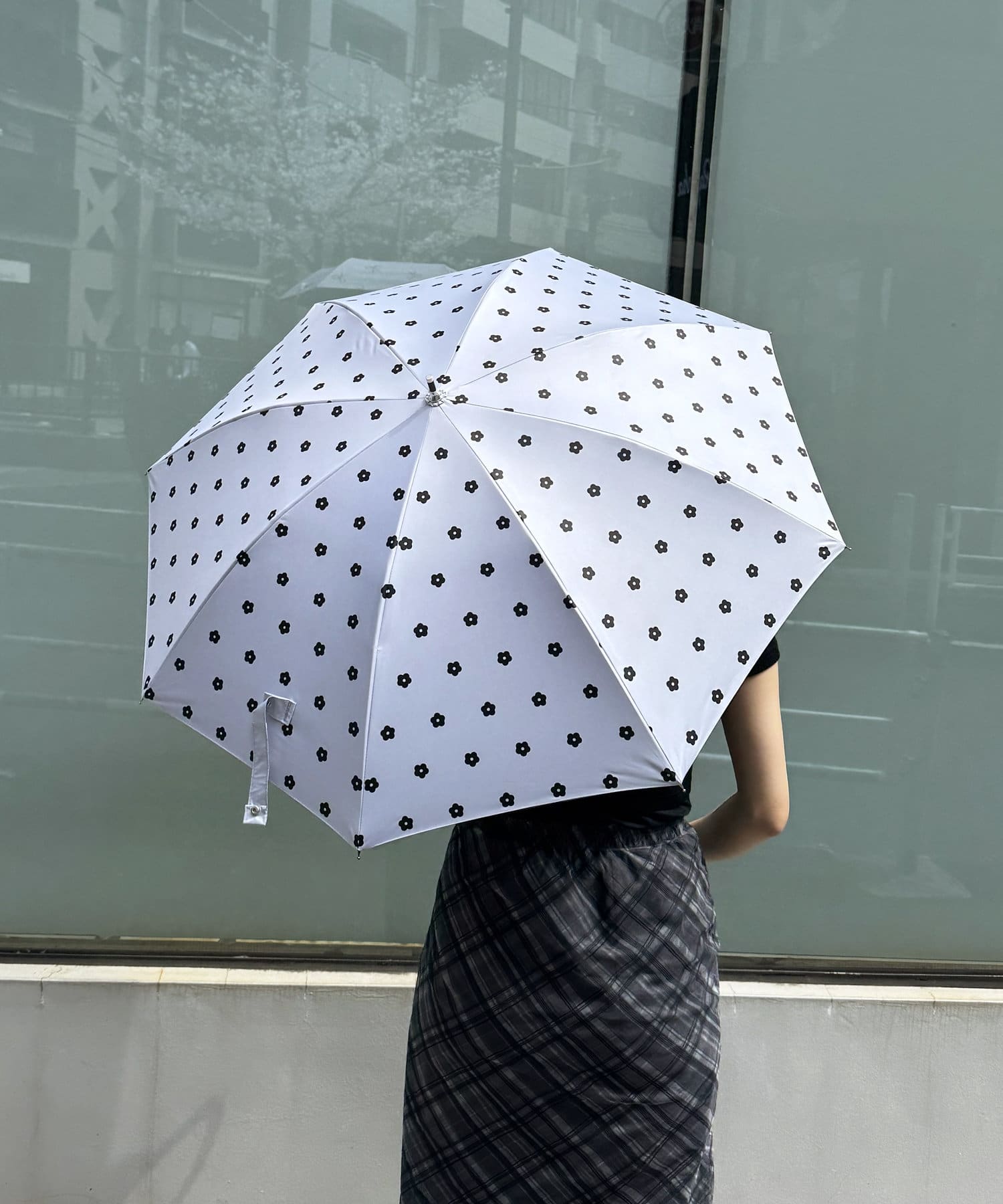 大人可愛い雰囲気の花柄がポイントの長傘が登場！雨の日もハッピーな気分にさせてくれるデザインの長傘。UVカット100%なので紫外線対策にはぴったりのアイテム。マイナス5℃温度上昇を抑えてくれるのも嬉しい