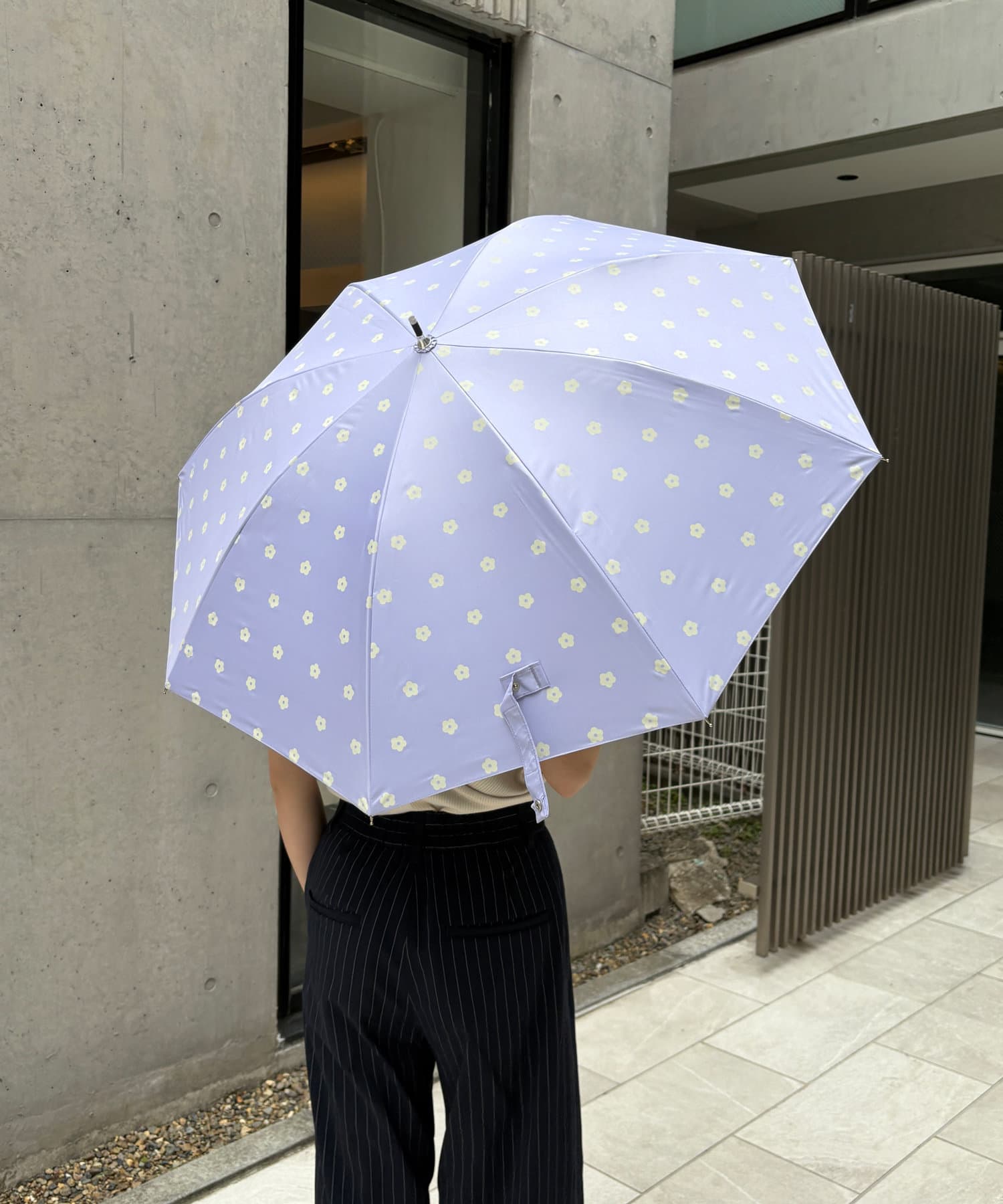 大人可愛い雰囲気の花柄がポイントの長傘が登場！雨の日もハッピーな気分にさせてくれるデザインの長傘。UVカット100%なので紫外線対策にはぴったりのアイテム。マイナス5℃温度上昇を抑えてくれるのも嬉しい