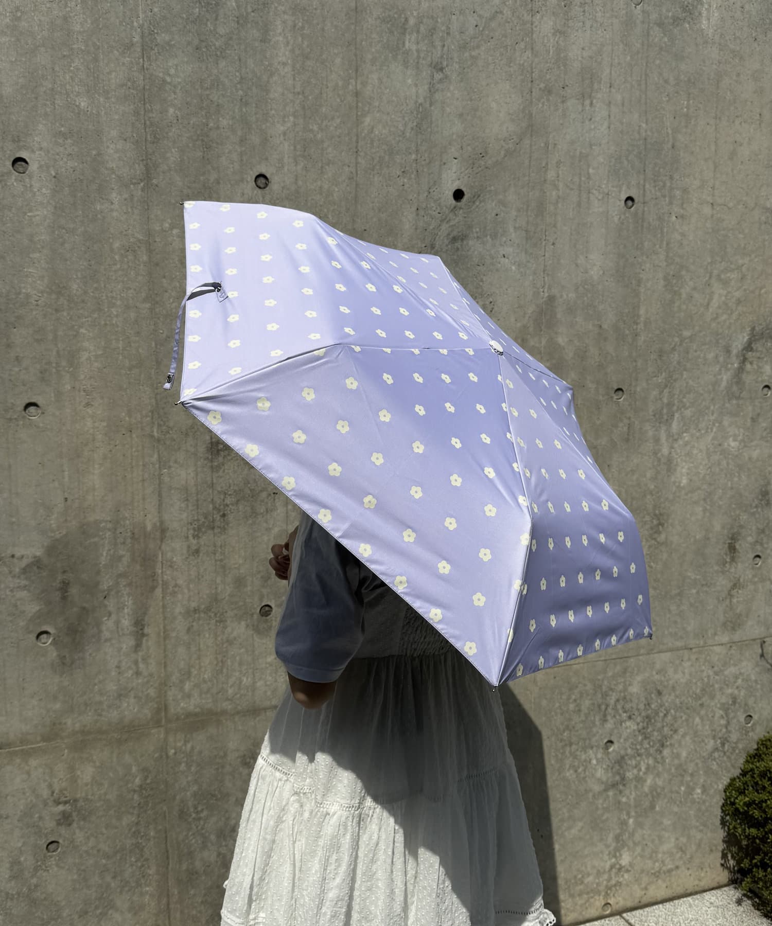 大人可愛い雰囲気の花柄がポイントの折り畳み傘が登場！かさばらないコンパクトで持ち運びやすい折り畳み傘。UVカット100%なので紫外線対策にはぴったりのアイテム。一つバッグに入れておけば晴でも雨でも大活
