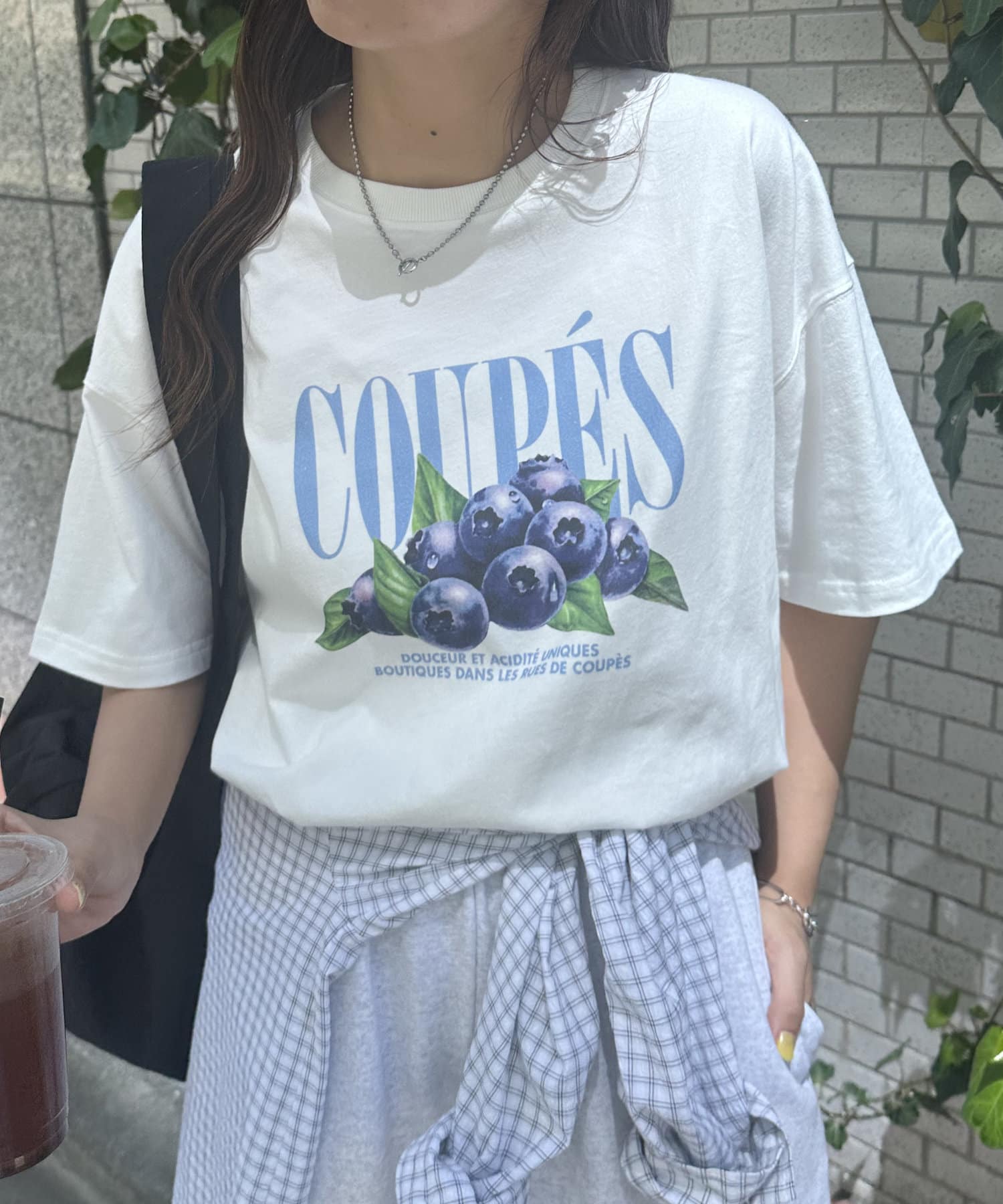 色鮮やかなデザインがコーデの主役に☆●デザインフロント部分にデザインされたカラフルなフルーツグラフィックが目を惹くTシャツ。一枚でサマになるTシャツは、これからの季節にぴったりなアイテムです。ユニセッ