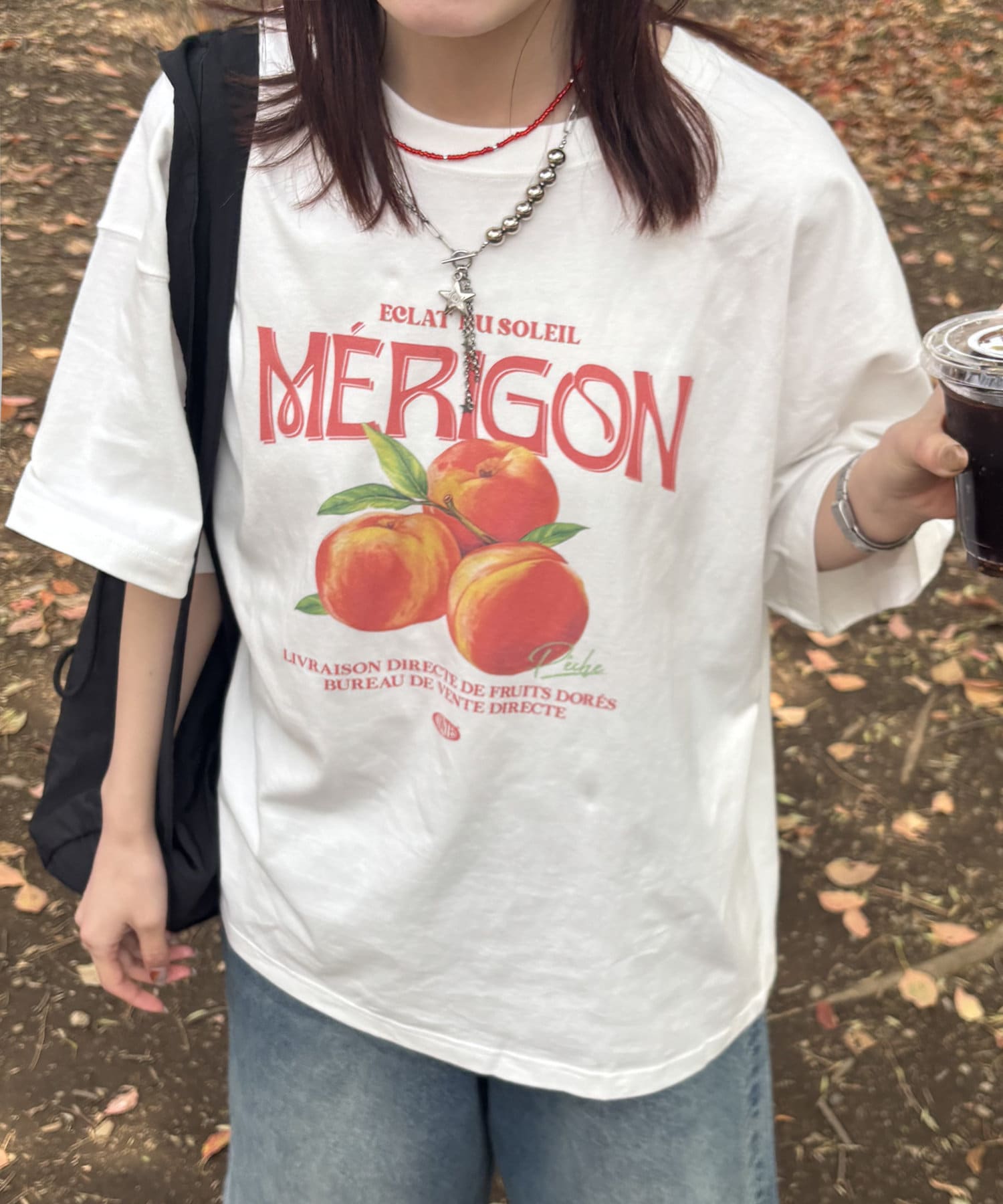 色鮮やかなデザインがコーデの主役に☆●デザインフロント部分にデザインされたカラフルなフルーツグラフィックが目を惹くTシャツ。一枚でサマになるTシャツは、これからの季節にぴったりなアイテムです。ユニセッ