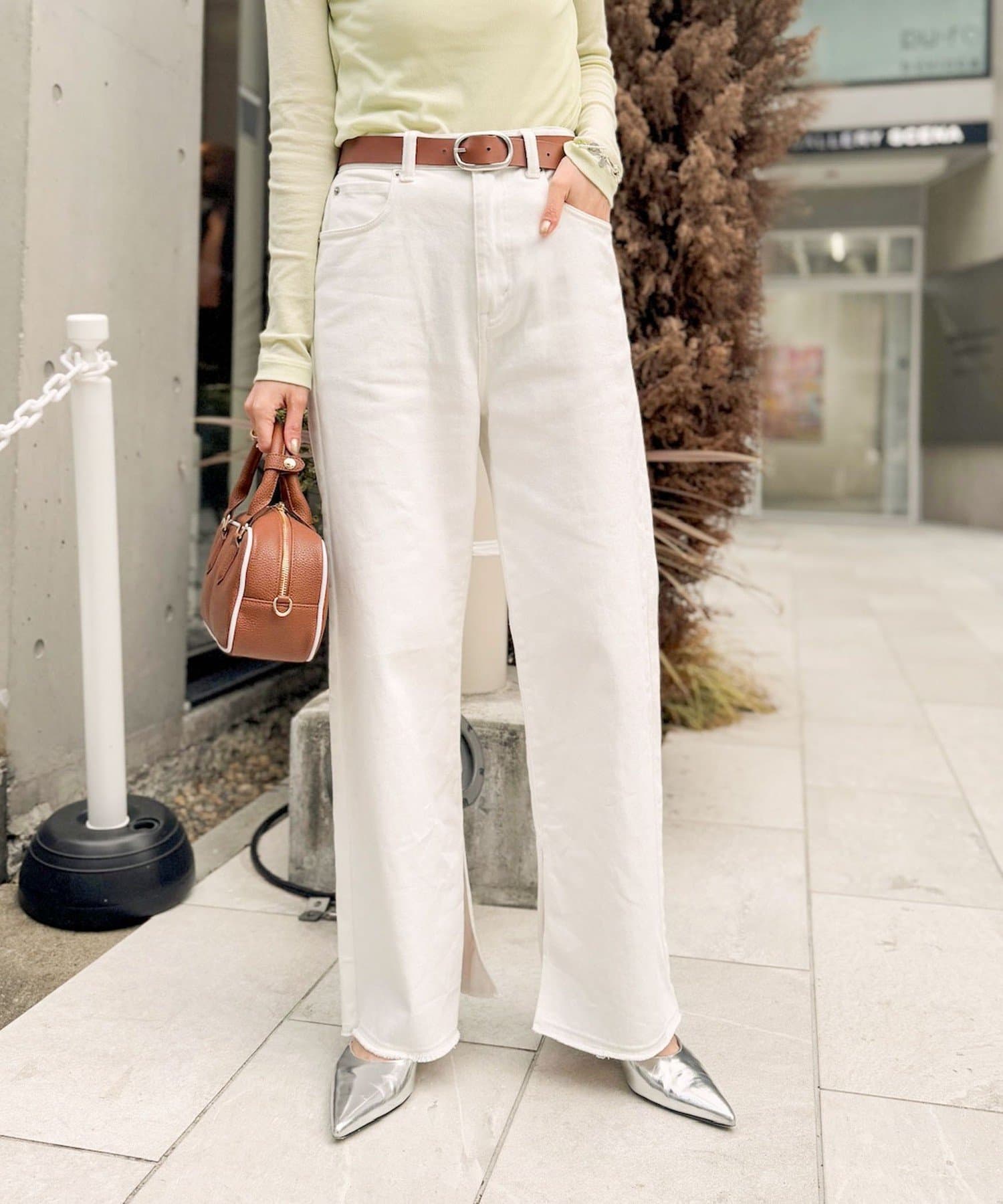 ◇25SS◇Rie Miller【RM denim】◆Point・裾内側に入れた深めのスリットがポイントのデニムパンツ・スリットが広がりフレア感の出るシルエット・スタイルアップが叶うハイウエストデザイ