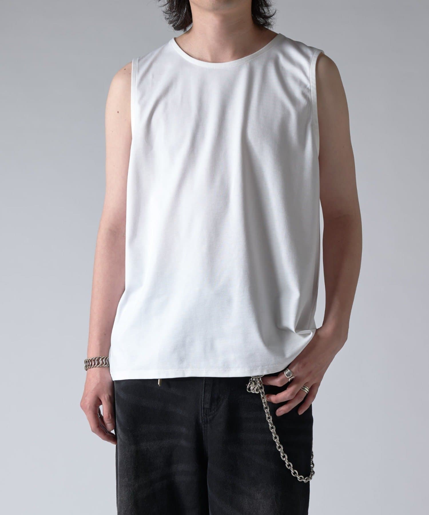 Lui's(ルイス)25SS SHINE タンクトップ着心地の良い素材感が特徴的なタンクトップ。通常のタンクトップよりもやや身幅を広く取っている為、リラックスして着て頂けます。メッシュや透け