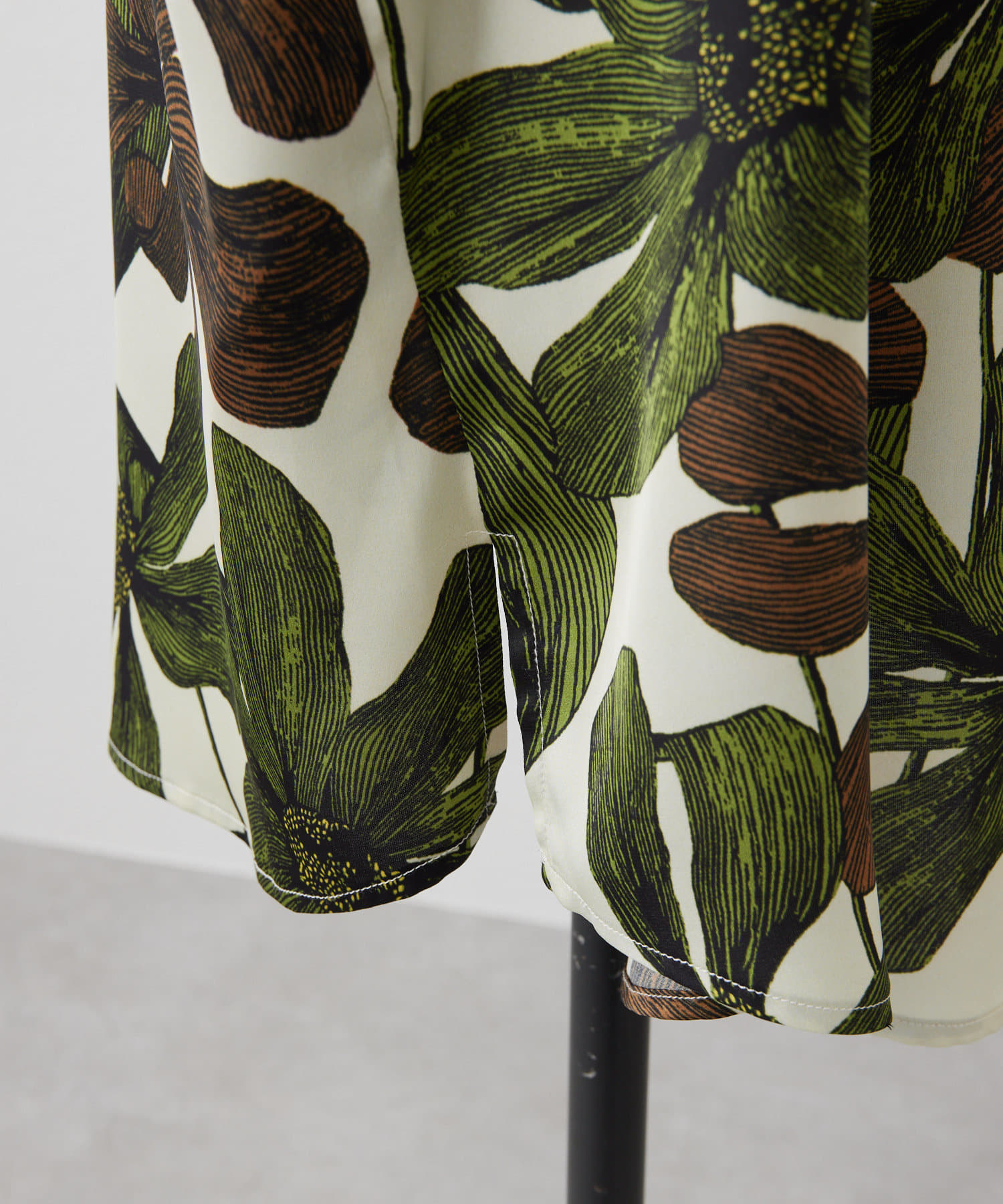 ear PAPILLONNER(イア パピヨネ) 《動画あり/羽織りにもなる！/小柄さんにもおすすめ》ボタニカル柄フロントボタンチュニック【SUM1 STYLE(スミスタイル)】