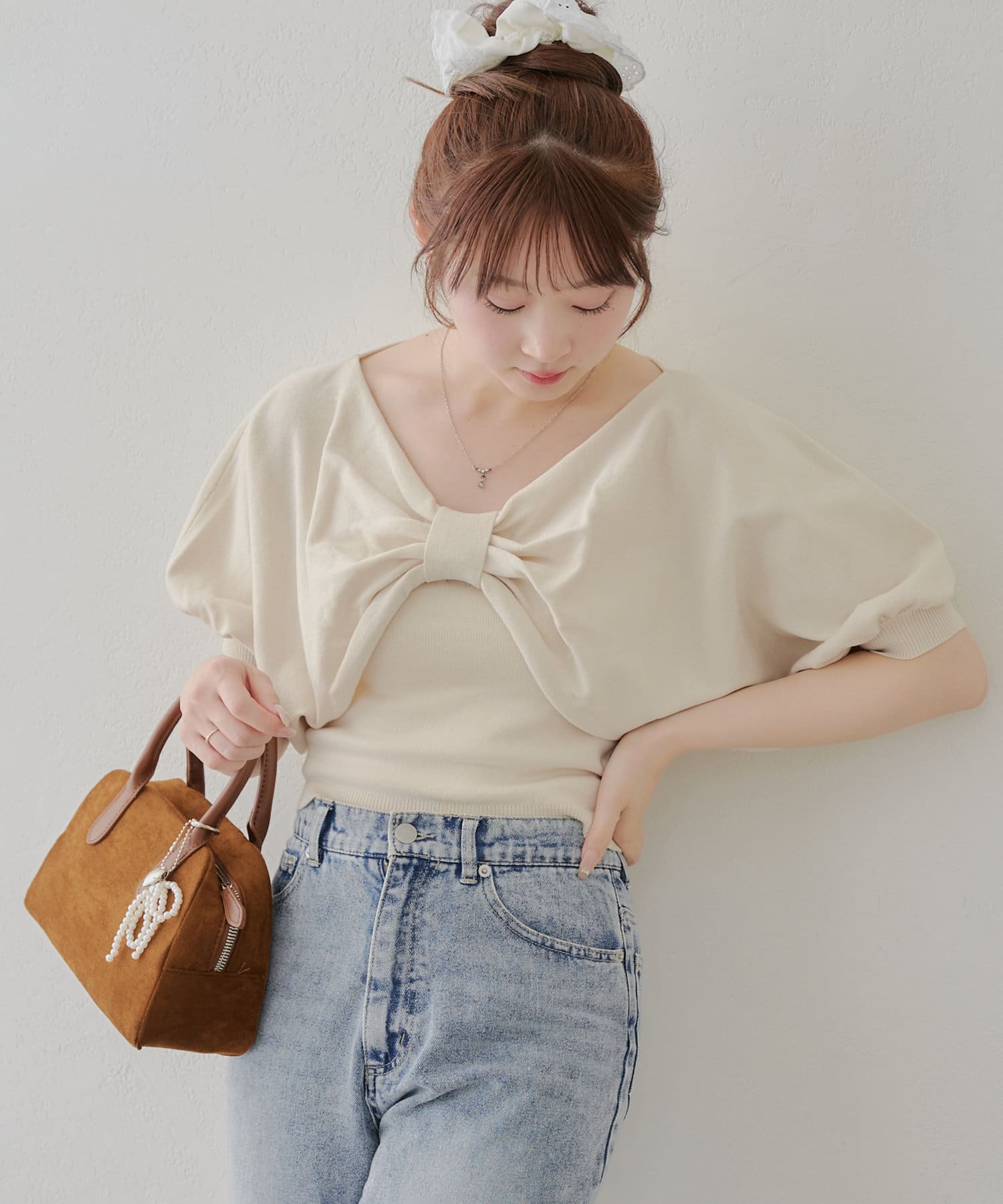 2025SS【continuer de NICE CLAUP】人気のリボンデザインアンサンブルが、春夏仕様の麻タッチ素材になって登場♪■ デザイン胸元の大きなリボンデザインがガーリーにしてくれるアンサ