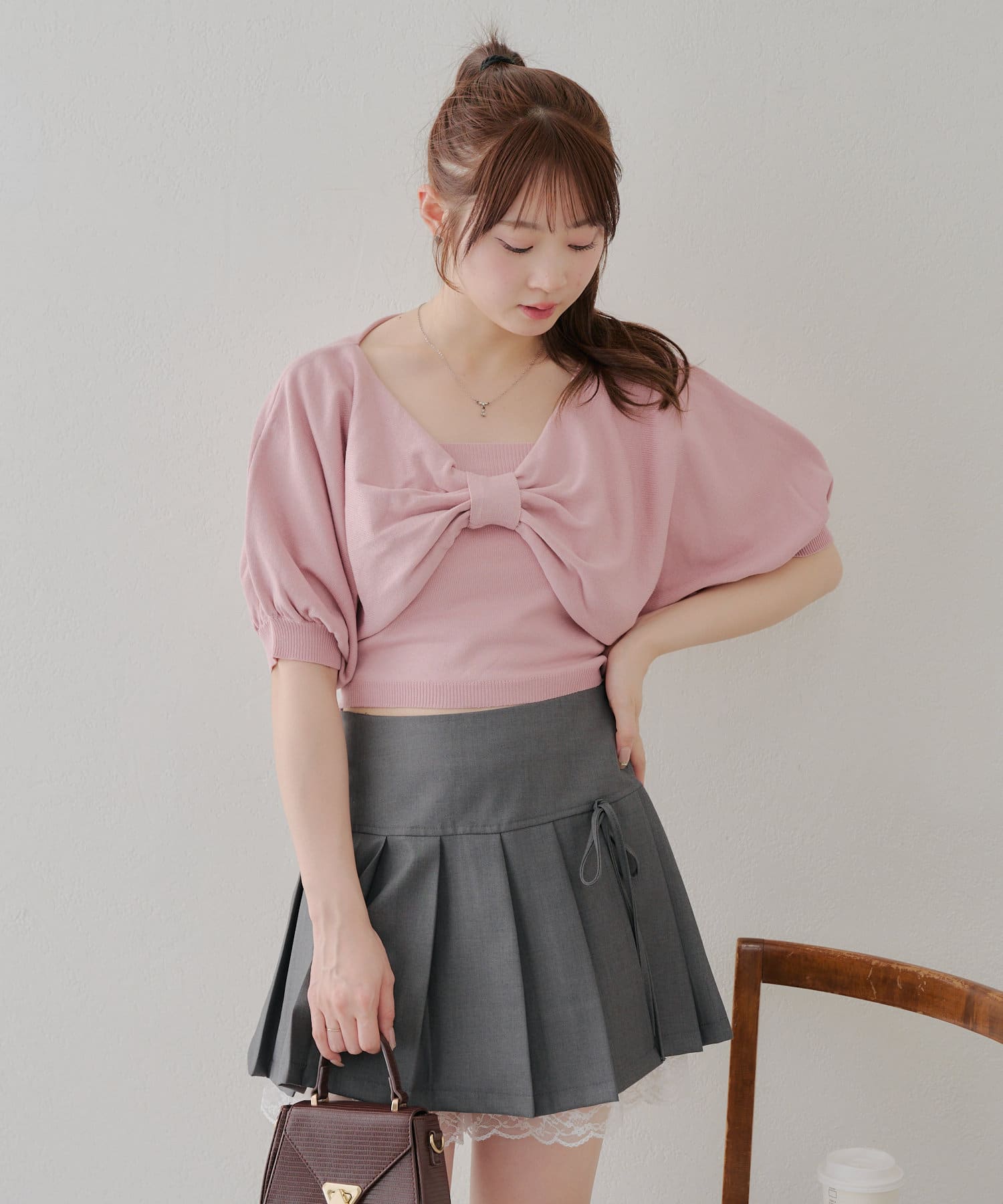 2025SS【continuer de NICE CLAUP】人気のリボンデザインアンサンブルが、春夏仕様の麻タッチ素材になって登場♪■ デザイン胸元の大きなリボンデザインがガーリーにしてくれるアンサ