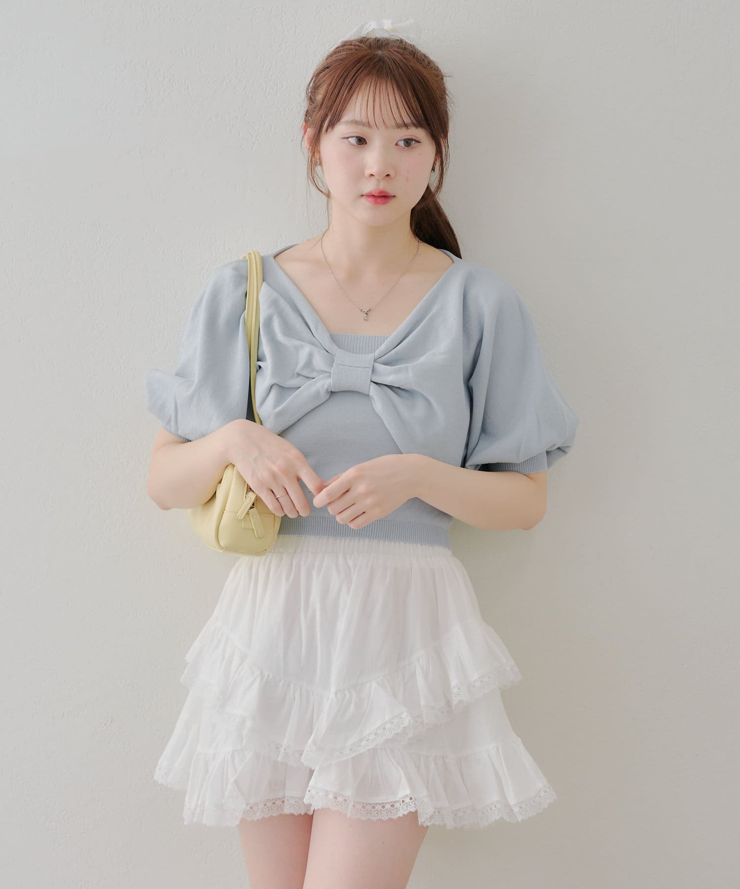 2025SS【continuer de NICE CLAUP】人気のリボンデザインアンサンブルが、春夏仕様の麻タッチ素材になって登場♪■ デザイン胸元の大きなリボンデザインがガーリーにしてくれるアンサ