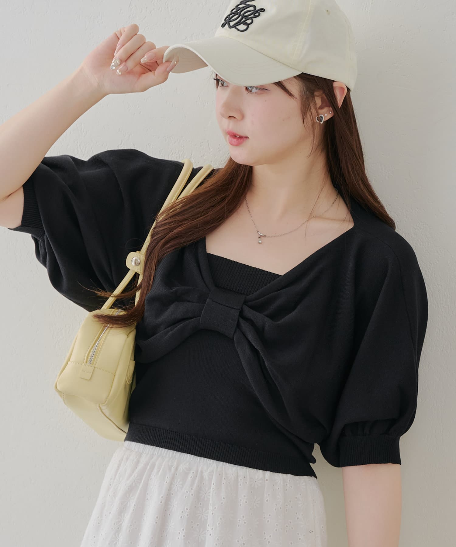 2025SS【continuer de NICE CLAUP】人気のリボンデザインアンサンブルが、春夏仕様の麻タッチ素材になって登場♪■ デザイン胸元の大きなリボンデザインがガーリーにしてくれるアンサ