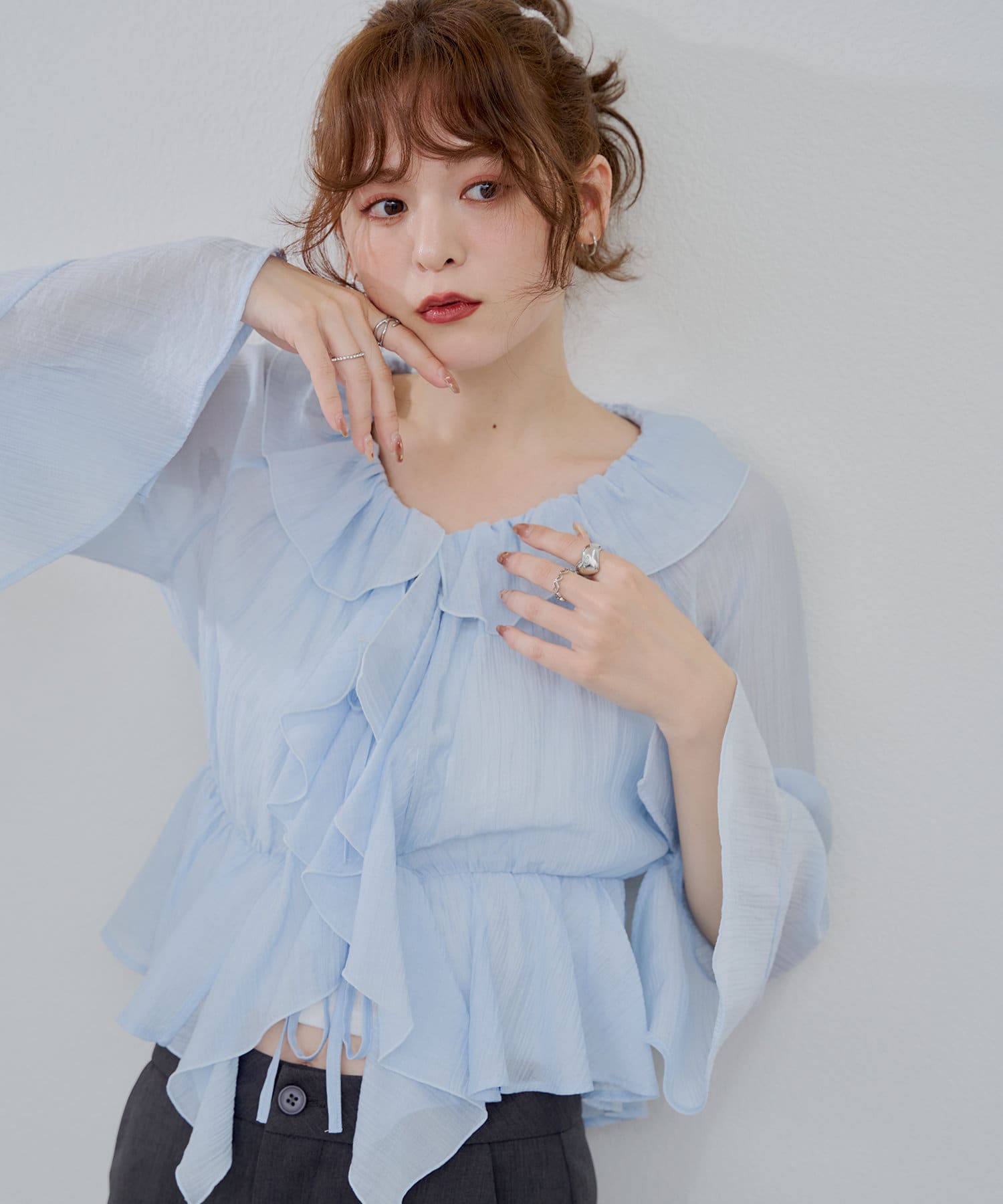 2025SS【continuer de NICE CLAUP】大人フェミニンで華やかな印象を与えるブラウスシアーな生地が抜け感のあるスタイリングに仕上げてくれます■ デザイン落ち感が女性らしく気映えす