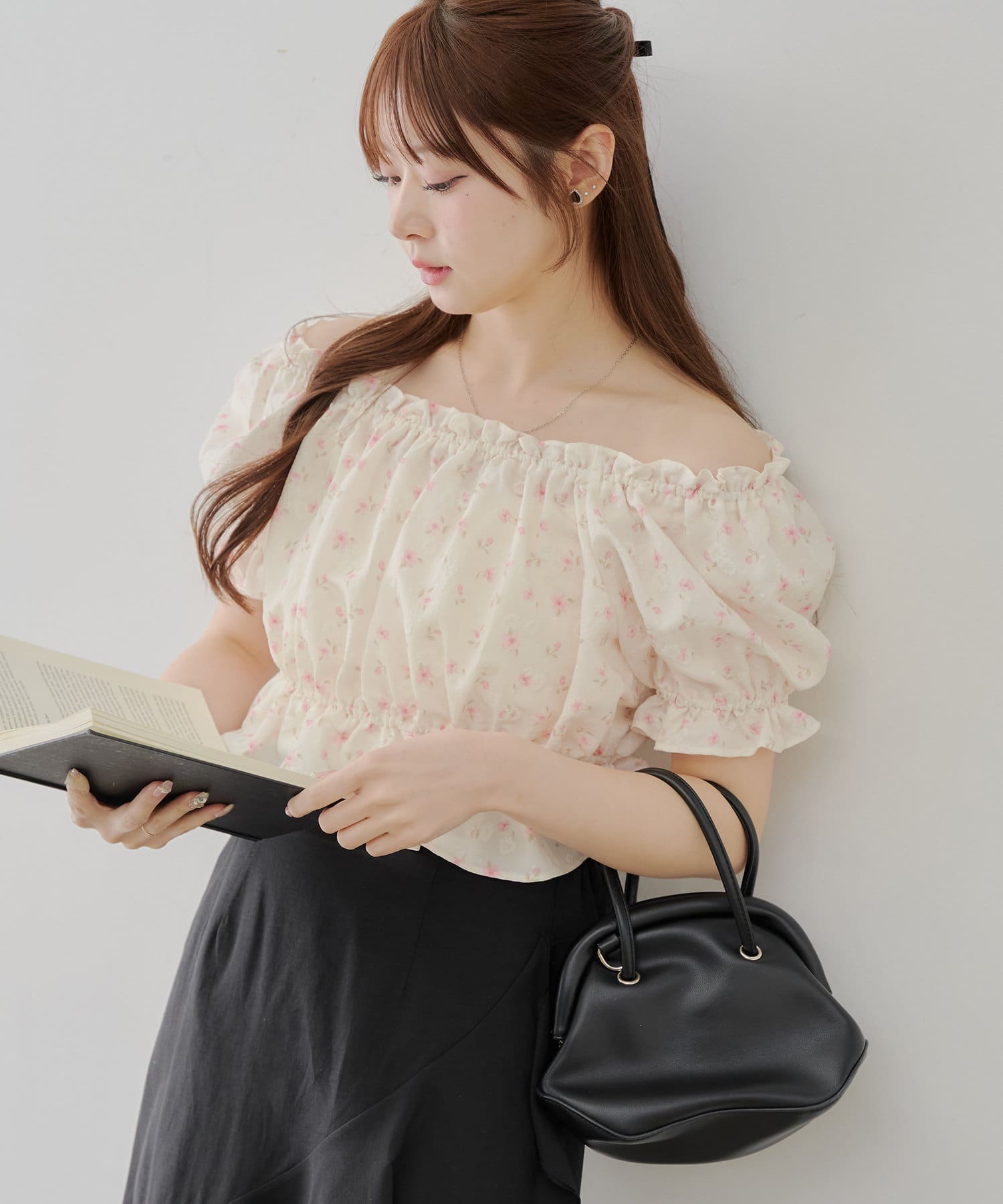 2025SS【continuer de NICE CLAUP】リボンがキュートな2WAYブラウス■ デザイン・トレンドを詰め込んだガーリーなブラウス・オフショル、リボン取り外しが可能など、着回し力も高