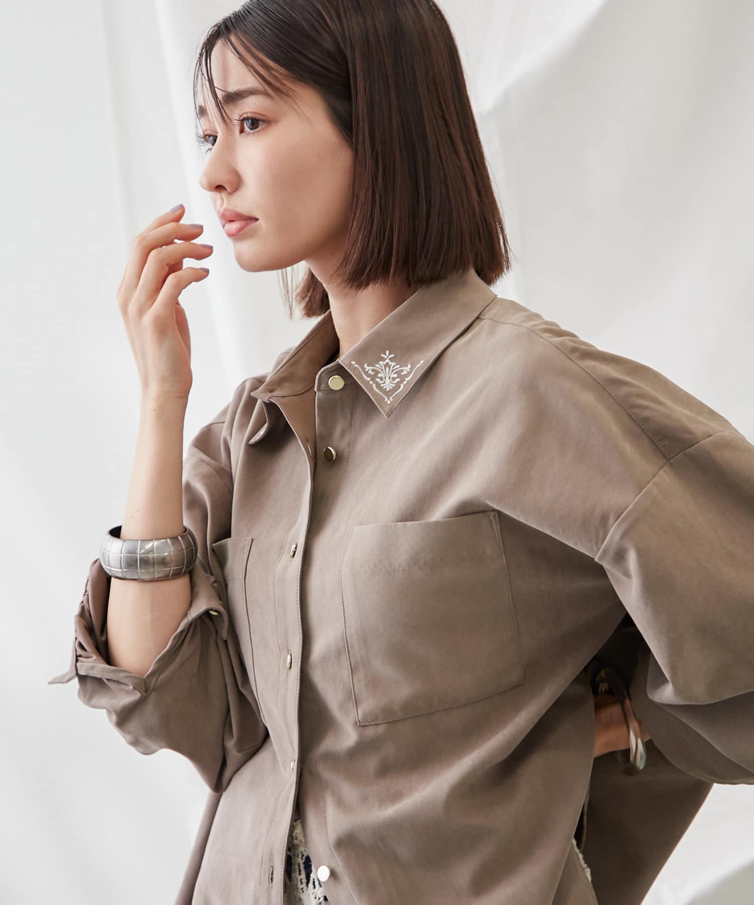 kana__18sセレクト】衿刺繍シャツ | Remind me and forever