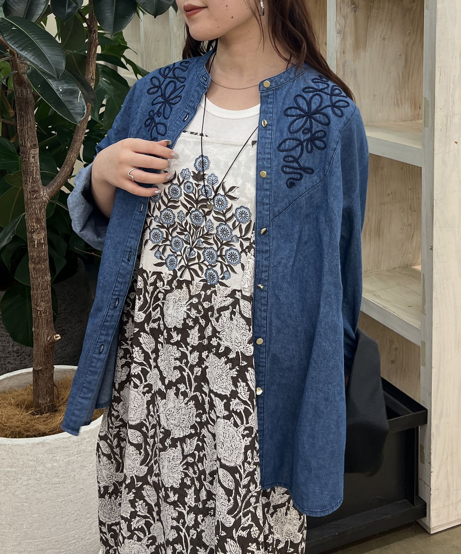 【2025SS　Remind me and forever】■Point・上品に施された刺繍がポイントのバンドカラーシャツ。・一枚でコーデの主役になる万能なデザインシャツで大人コーデが好きな方に得にお