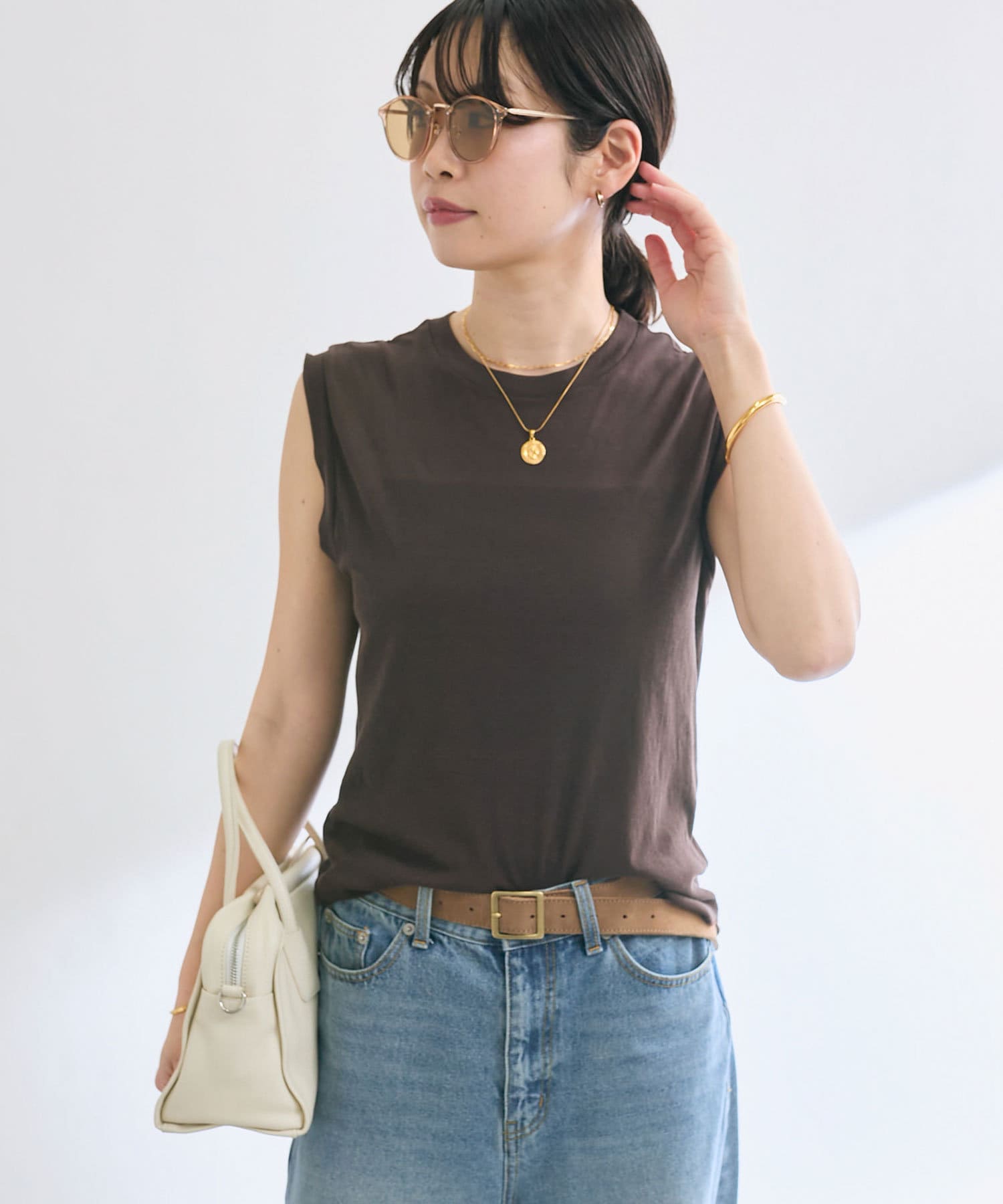 昨年人気のアイテムがカラーを新しくしてリバイバル登場！●デザインストレスフリーで肌当たりのいい着心地が魅力のシンプルなノースリTシャツ。程よい透け感とやわらかな風合いが気持ちいいコットンのフライス素材