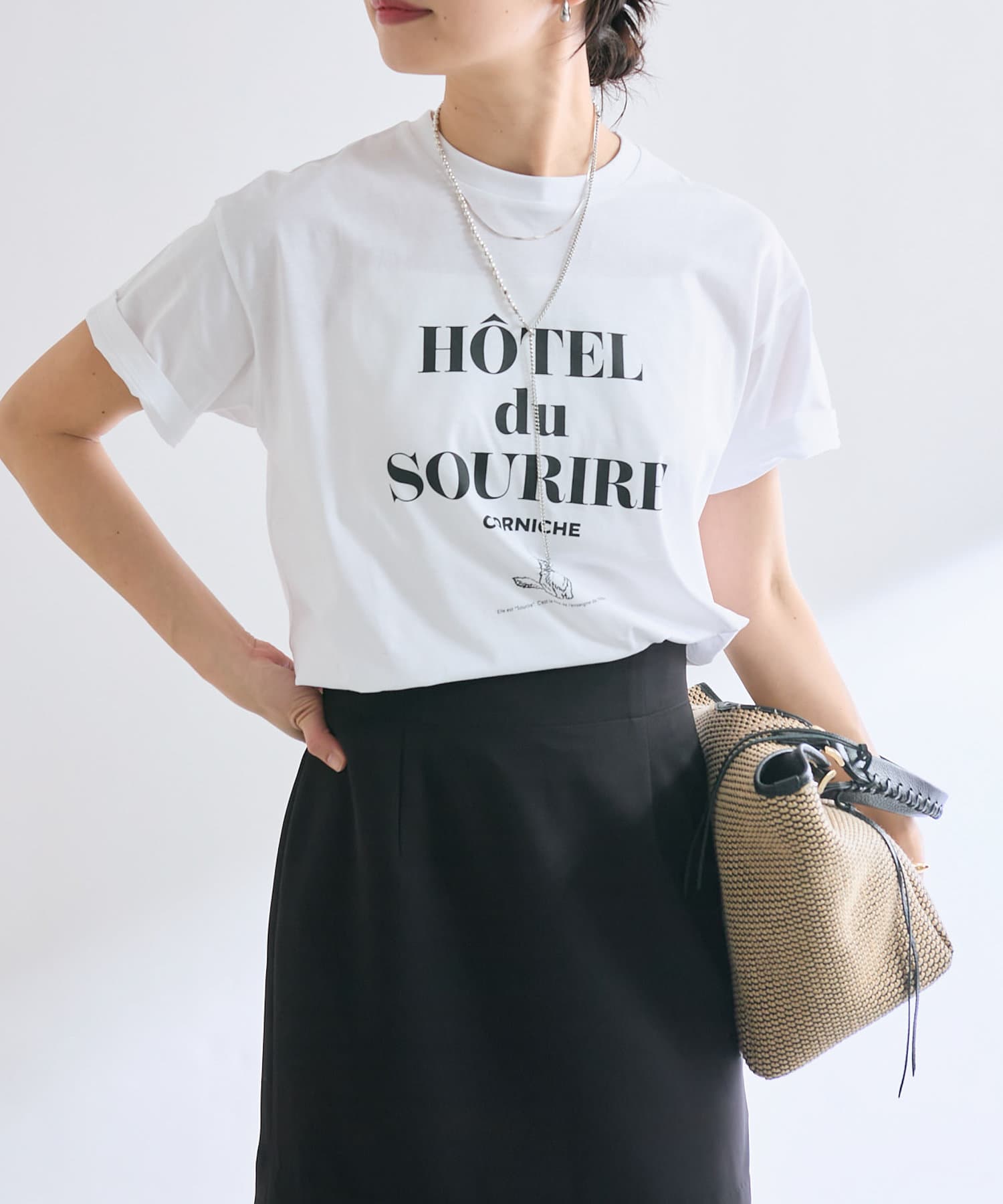 レトロなイラストがこなれ感たっぷり●デザイン愛らしいネコちゃんのイラストが目を惹くロゴTシャツ。レトロなグラフィックとヴィンテージTeeのような配色がポイントです。避暑地のホテルのポスターをTシャツに