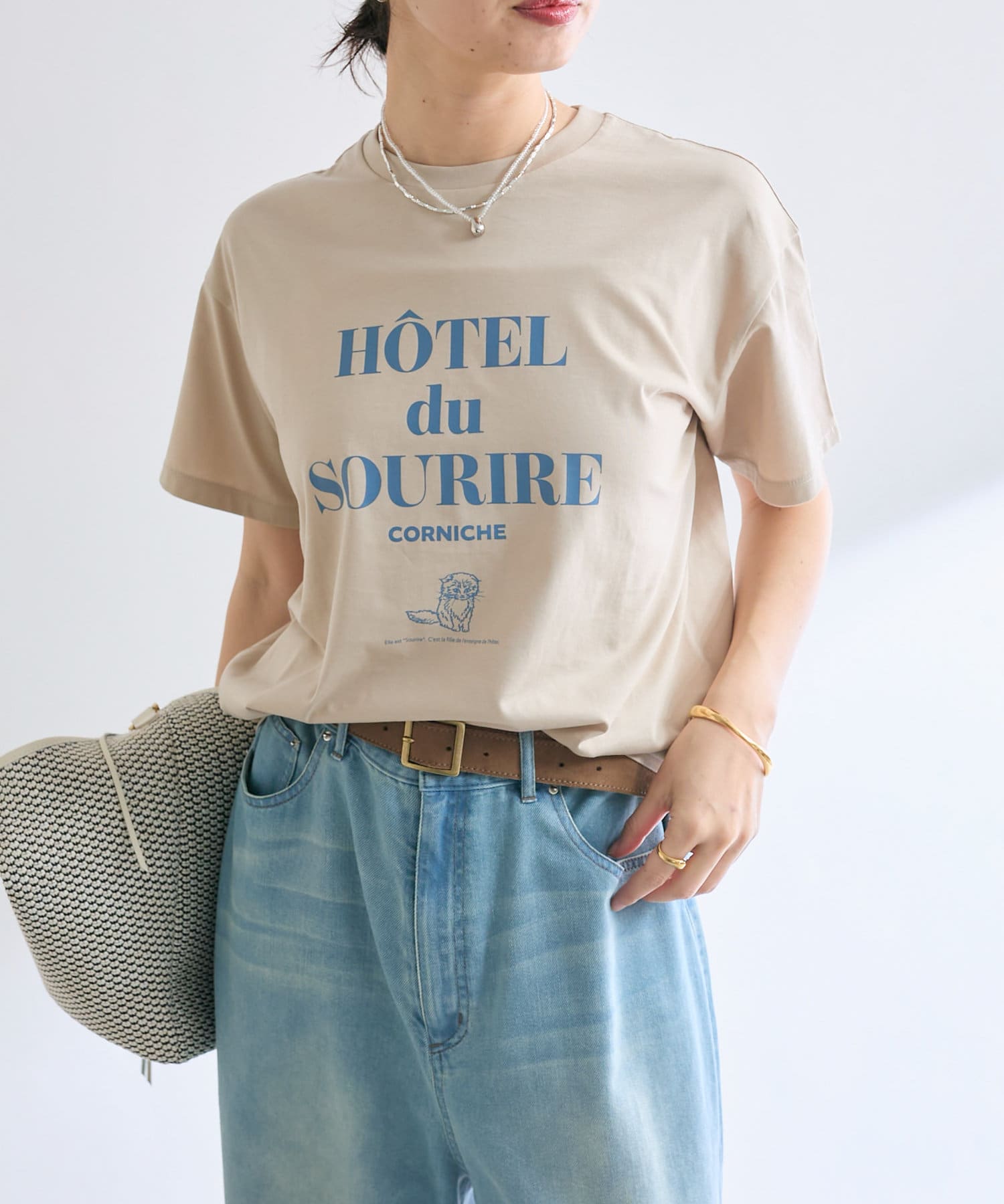レトロなイラストがこなれ感たっぷり●デザイン愛らしいネコちゃんのイラストが目を惹くロゴTシャツ。レトロなグラフィックとヴィンテージTeeのような配色がポイントです。避暑地のホテルのポスターをTシャツに