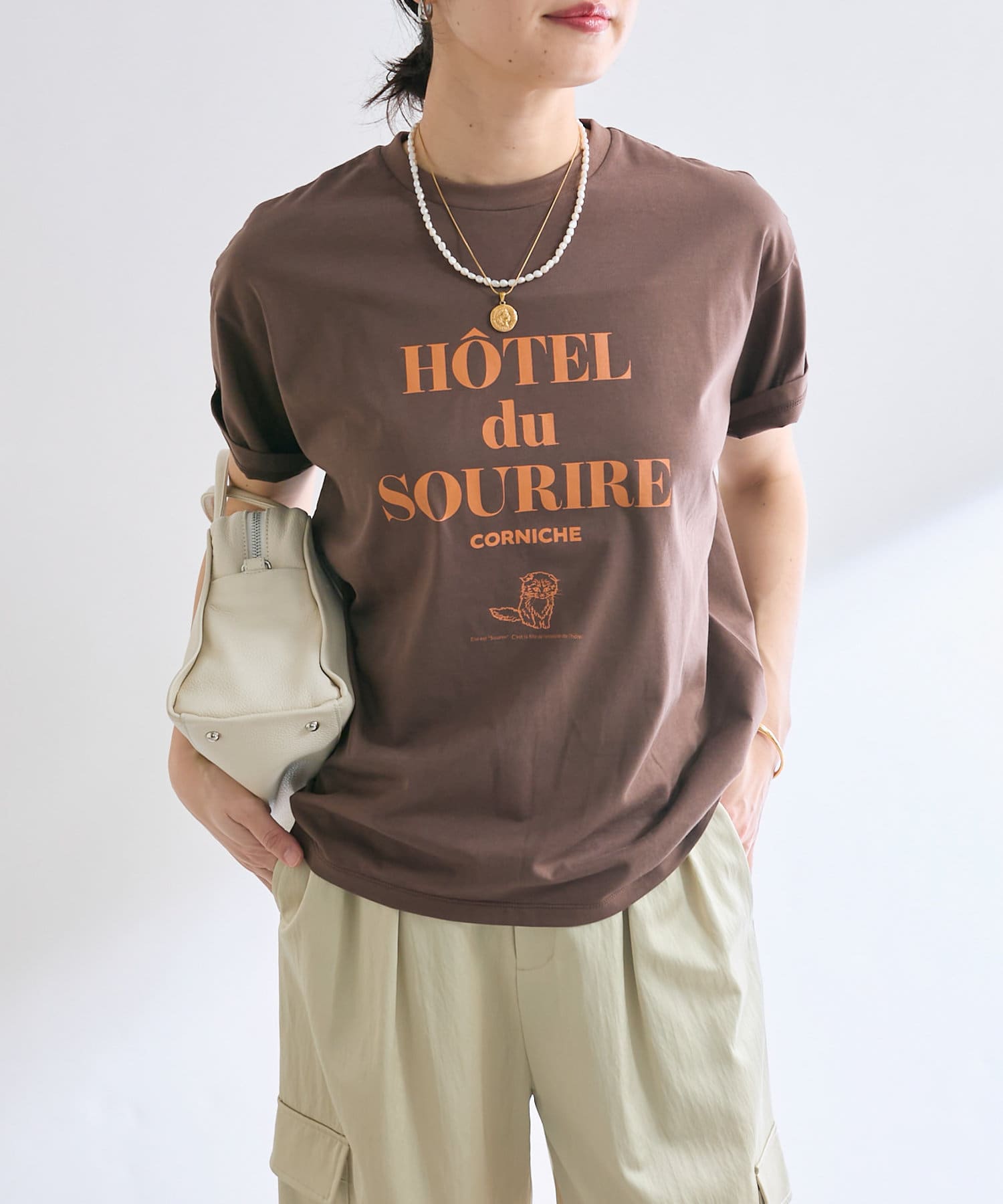 レトロなイラストがこなれ感たっぷり●デザイン愛らしいネコちゃんのイラストが目を惹くロゴTシャツ。レトロなグラフィックとヴィンテージTeeのような配色がポイントです。避暑地のホテルのポスターをTシャツに