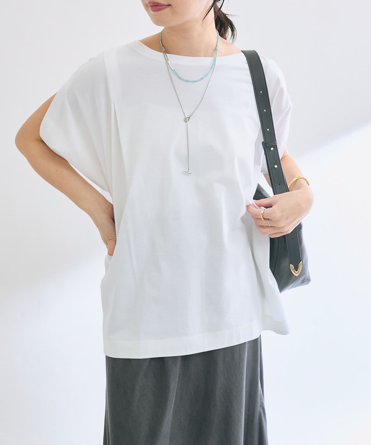 夏に嬉しい汗染み防止機能付きのアイテム●デザイン汗じみ防止加工の施された天竺素材を使用したカットソー。変形スリーブで二の腕が細く見えるようなカッティングですっきり見えが叶います。前身頃に入れたタックと