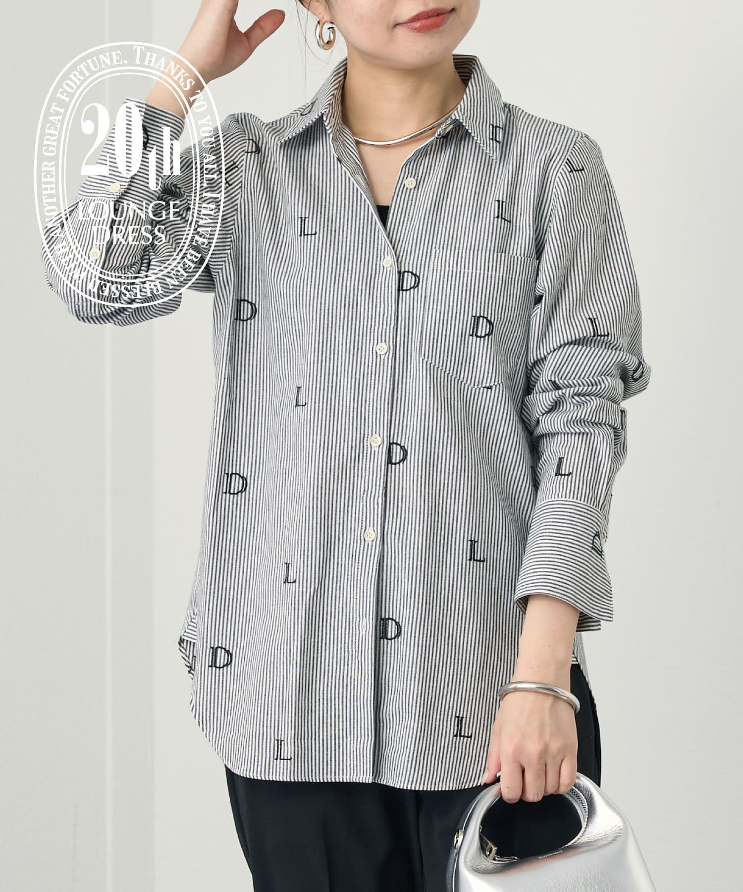 20周年限定】20th刺繍イニシャルシャツ | LOUNGEDRESS(ラウンジ