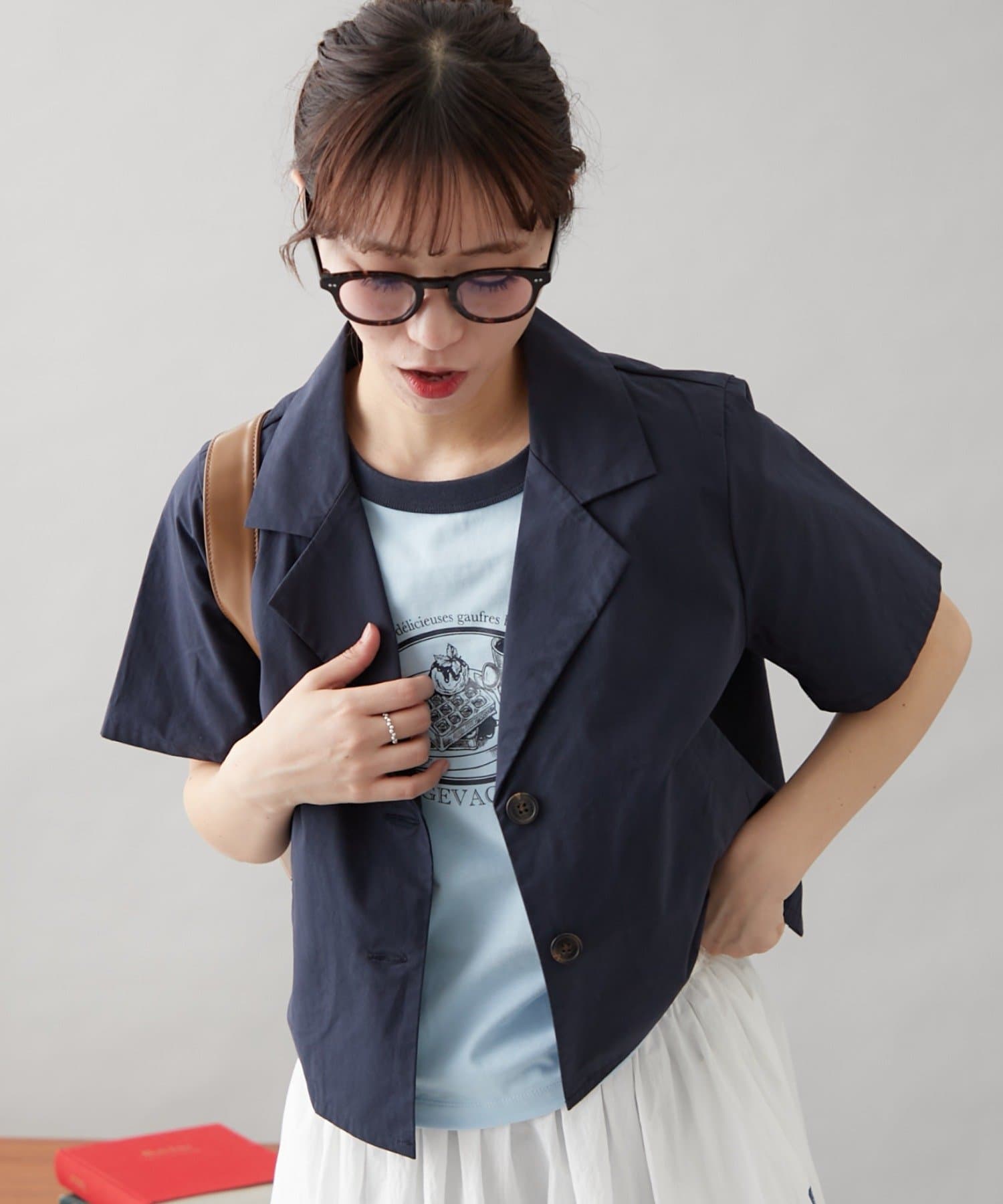 春夏コーデにおすすめ♡きれいめカジュアルな半袖ジャケット■デザイン羽織るだけで、簡単に大人見えが叶うジャケット。ハリのある素材で、上品で程よいカジュアル感をプラスしてくれます！ややショート丈になってい