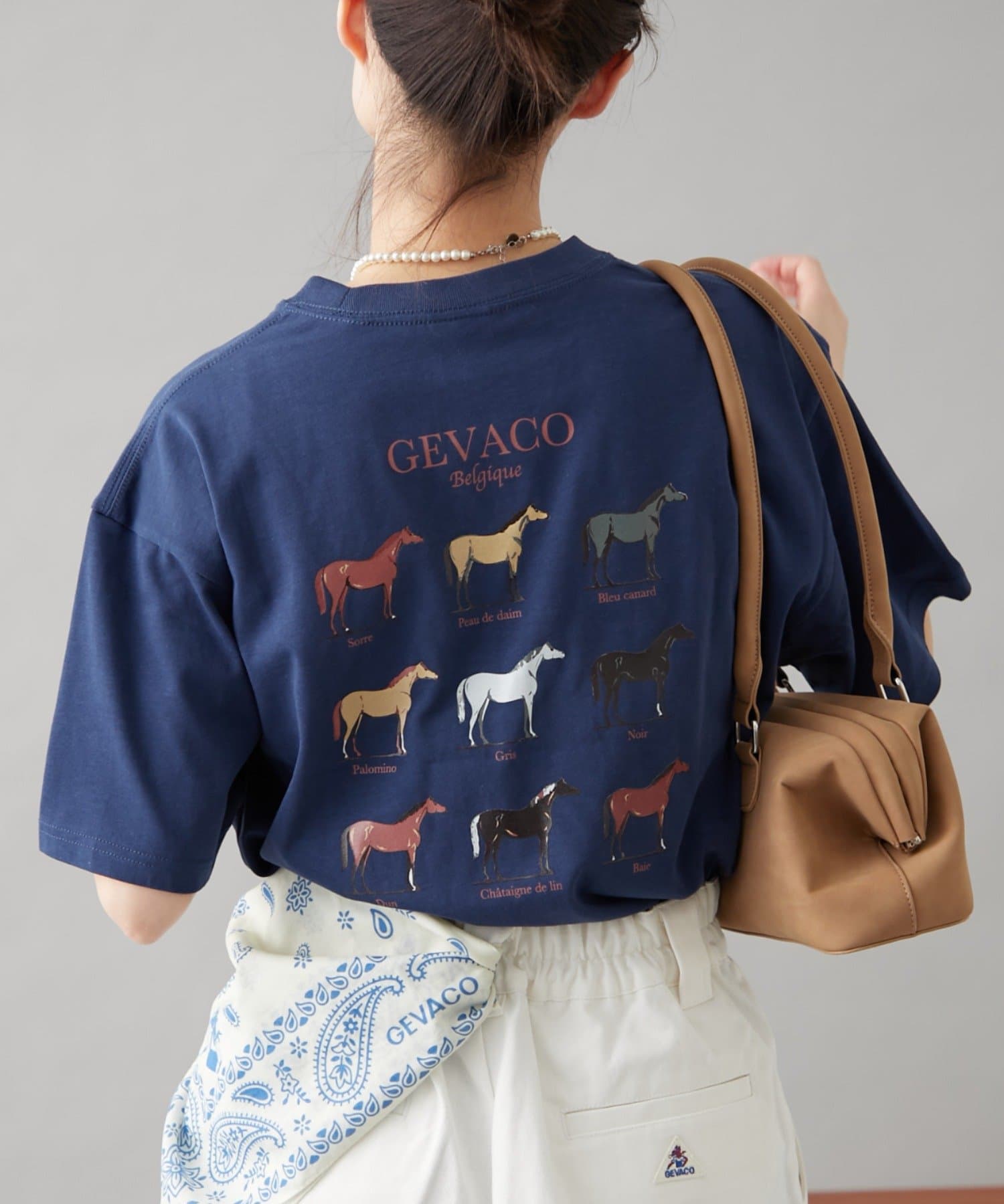 馬のバッグプリントが目を惹く1枚で着映えする"プリントTシャツ"■デザイン後ろ姿まで抜かりないバッグプリントがかわいい1枚。フロントの胸元にある"GEVACO"