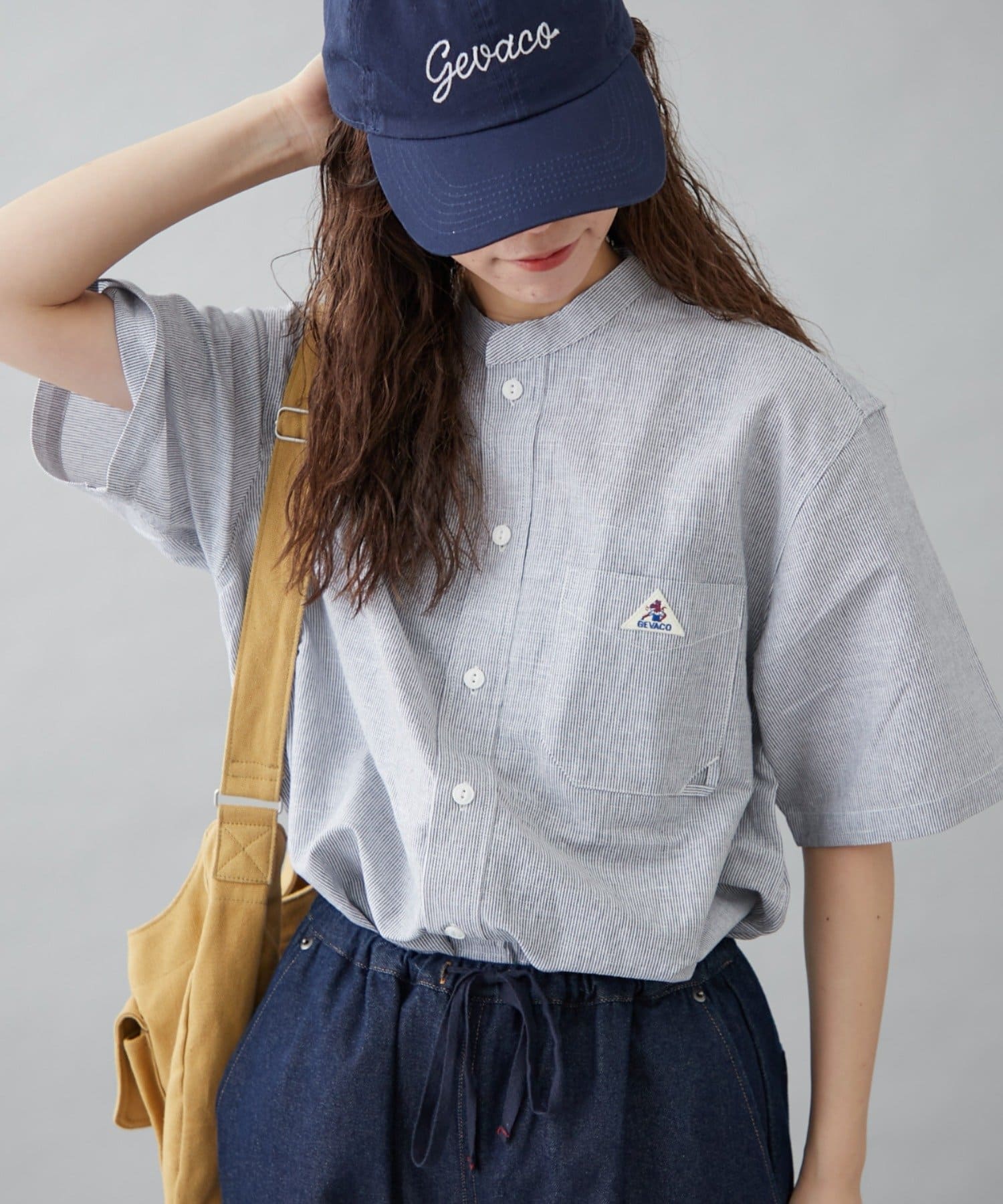 ベーシックなデザインで着回し力抜群☆お気に入りの1枚になる"大人のこなれ半袖シャツ"■デザインさらっとした素材で肌触りがよく、ストレスフリーな着心地の1枚。バンドカラーデザインで、