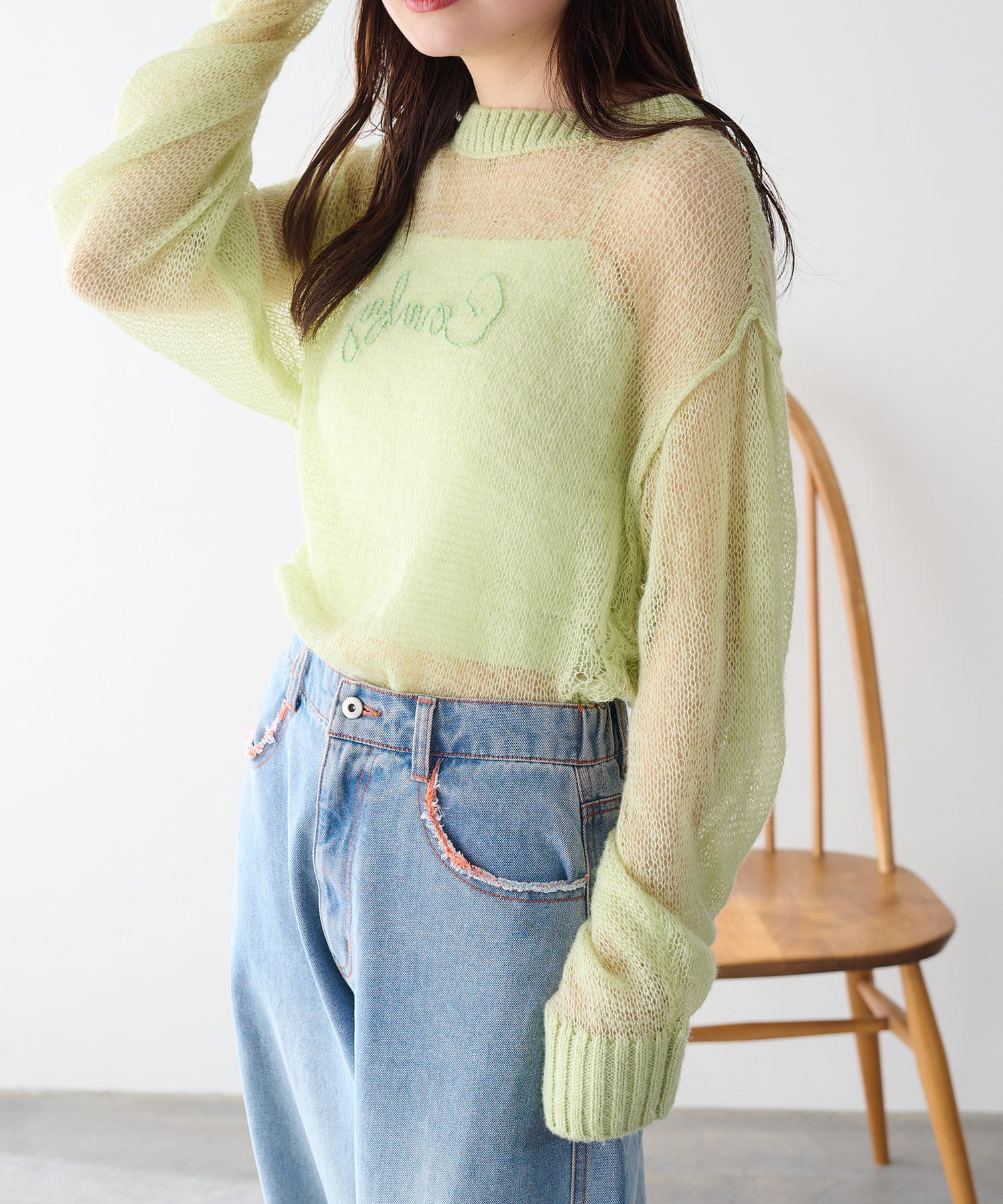 トレンド感たっぷりのシアーロゴニット■デザイン刺繍ロゴが目を惹くシアーニット。ウエスト部分にはドローストリングが付いているので、シルエットの調節が可能◎絞ってウエストマークを強調することで女性らしいス