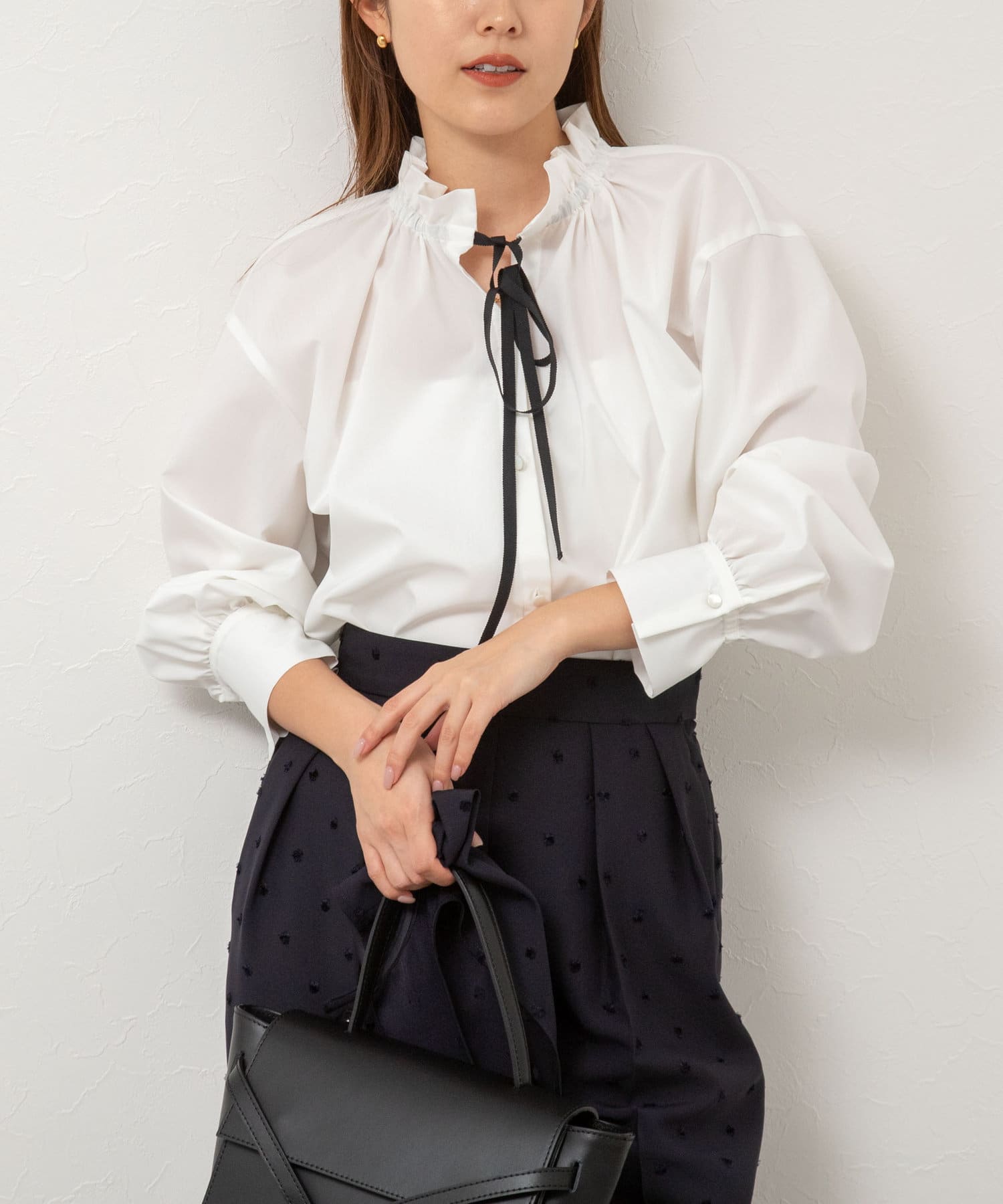◇25SS◇NOLLEY'S◆Point・フリルディテールと配色のリボンがデザインポイントのブラウス・綿ライクなウォッシャブルでシワになりにくいイージーケア素材を使用・ニットやスウェットの衿