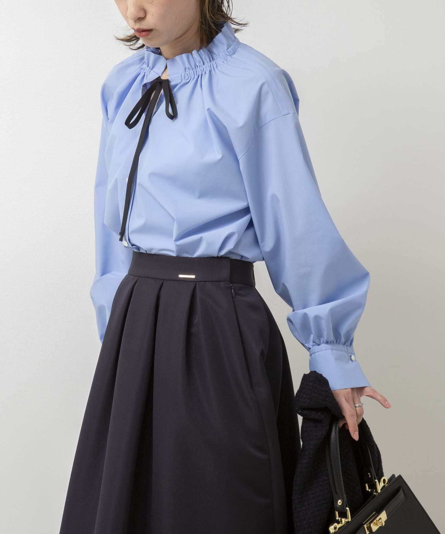 ◇25SS◇NOLLEY'S◆Point・フリルディテールと配色のリボンがデザインポイントのブラウス・綿ライクなウォッシャブルでシワになりにくいイージーケア素材を使用・ニットやスウェットの衿