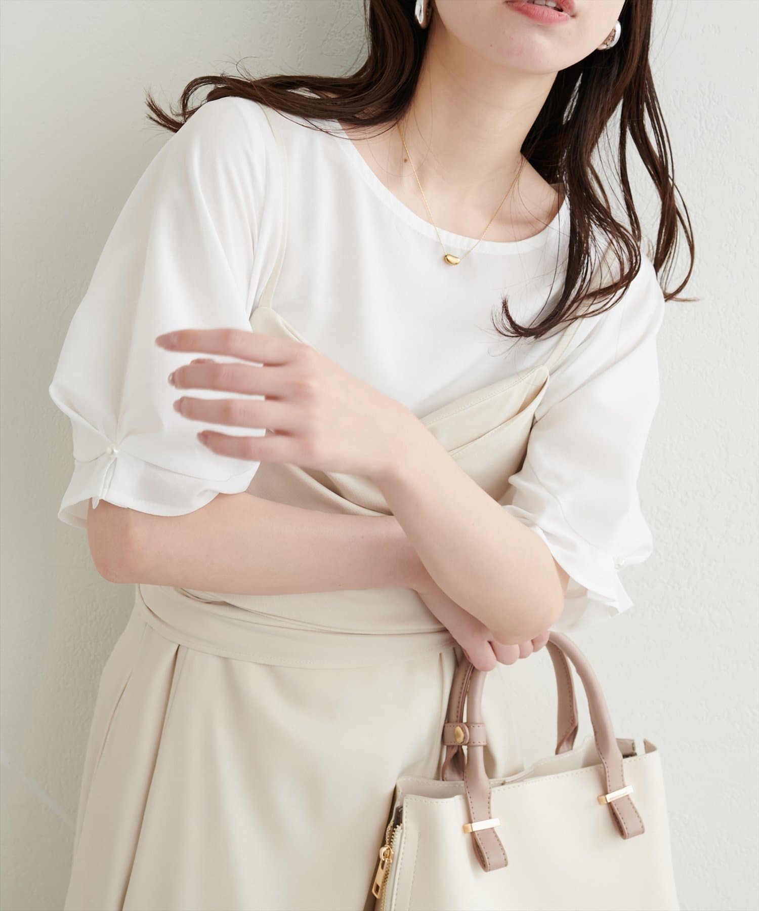 【2025SS natural couture】袖のタックとパール使いがフェミニンな１枚WEB限定カラー：グリーン■Design　袖口のタックにさり気なくパールを施した上品な半袖ブラウス。やや広めのネ