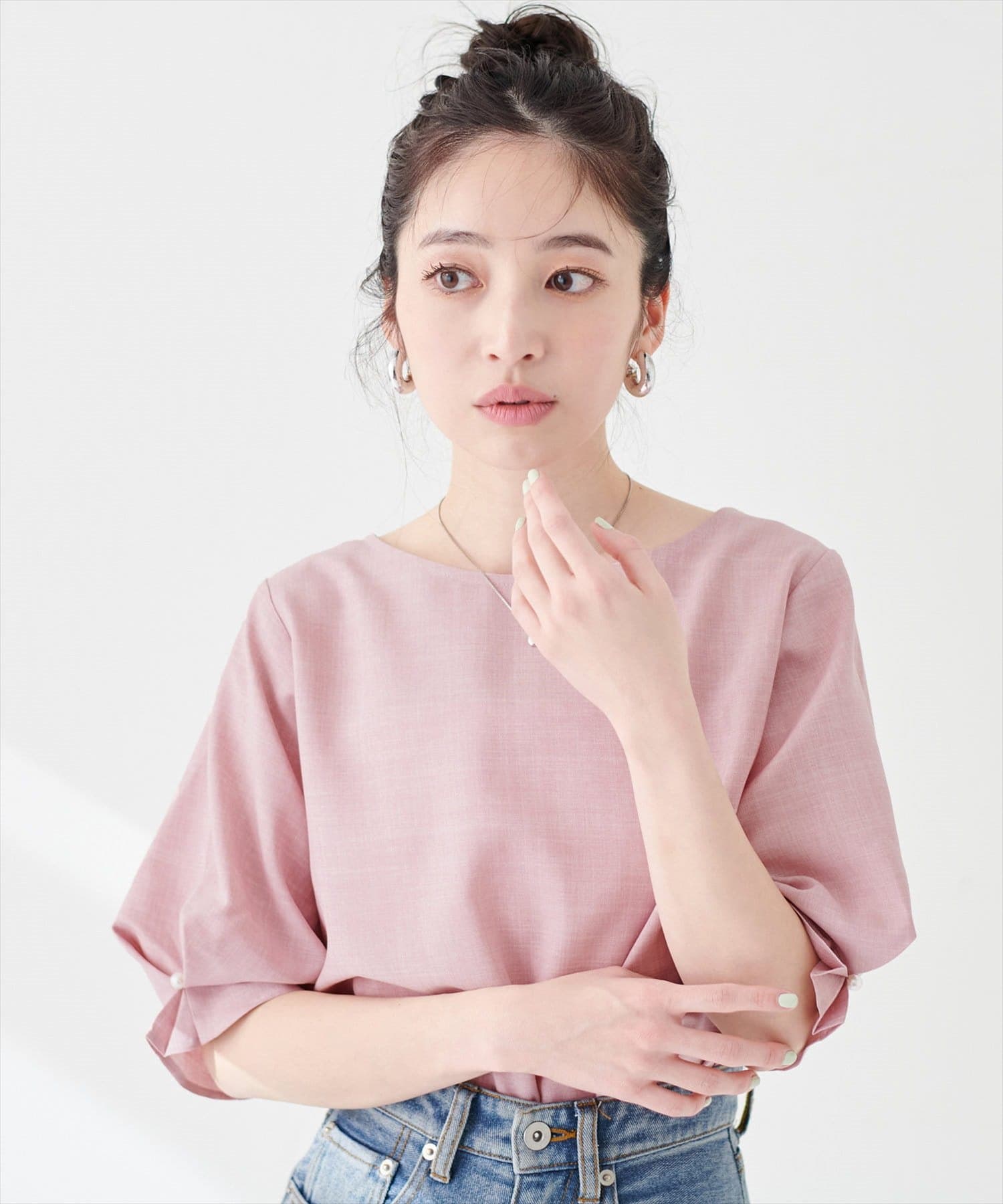 【2025SS natural couture】袖のタックとパール使いがフェミニンな１枚WEB限定カラー：グリーン■Design　袖口のタックにさり気なくパールを施した上品な半袖ブラウス。やや広めのネ