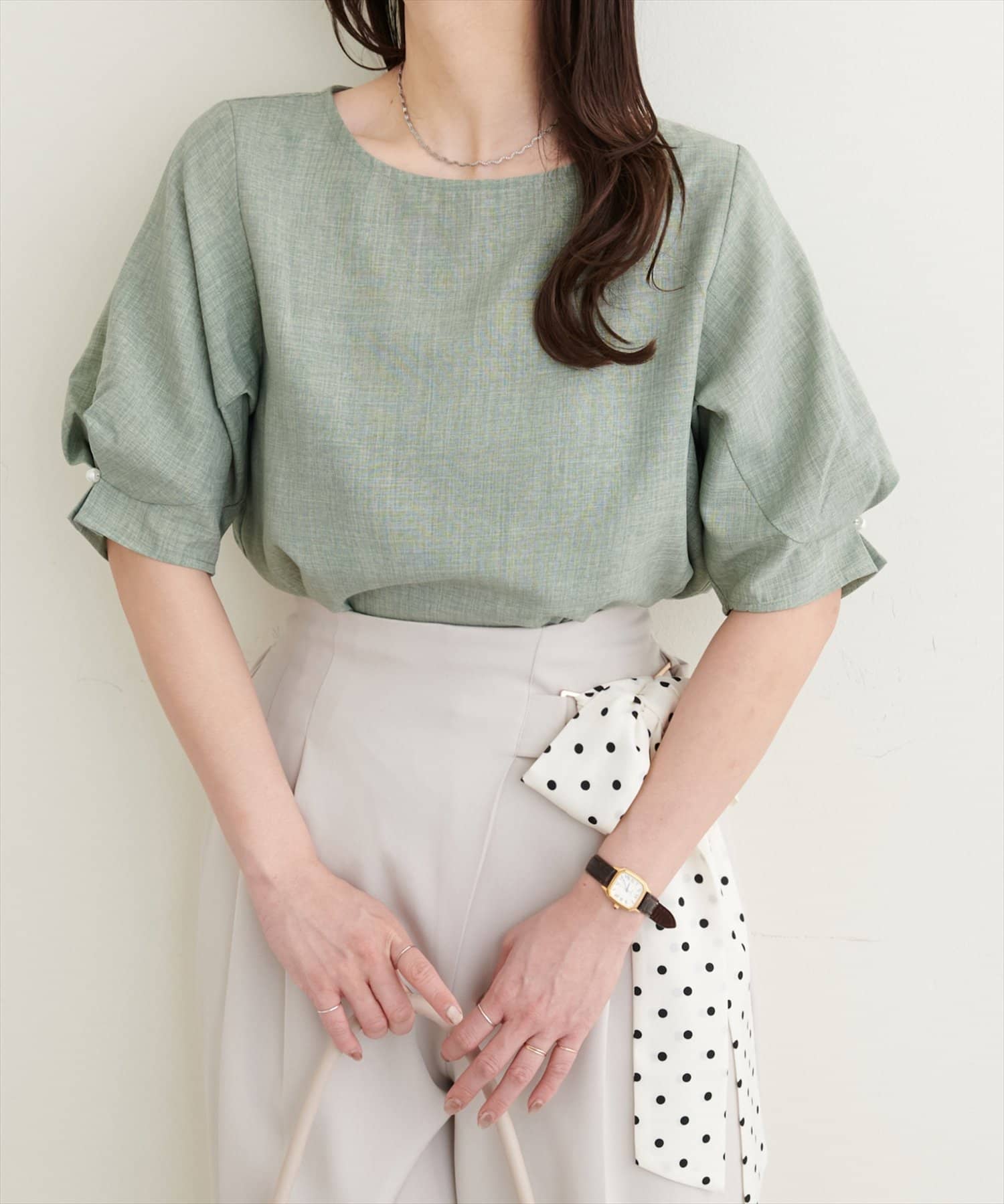 【2025SS natural couture】袖のタックとパール使いがフェミニンな１枚WEB限定カラー：グリーン■Design　袖口のタックにさり気なくパールを施した上品な半袖ブラウス。やや広めのネ