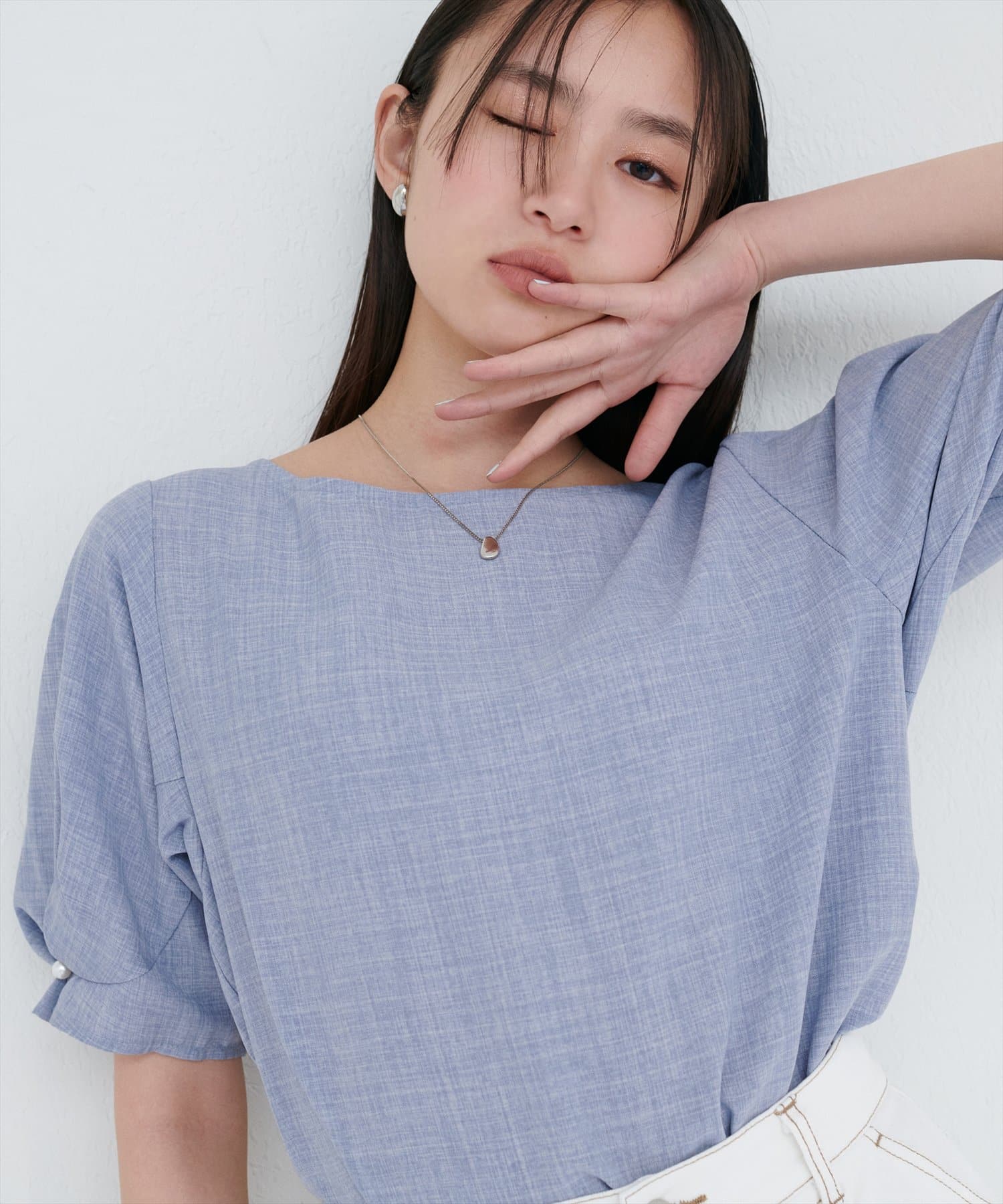 【2025SS natural couture】袖のタックとパール使いがフェミニンな１枚WEB限定カラー：グリーン■Design　袖口のタックにさり気なくパールを施した上品な半袖ブラウス。やや広めのネ
