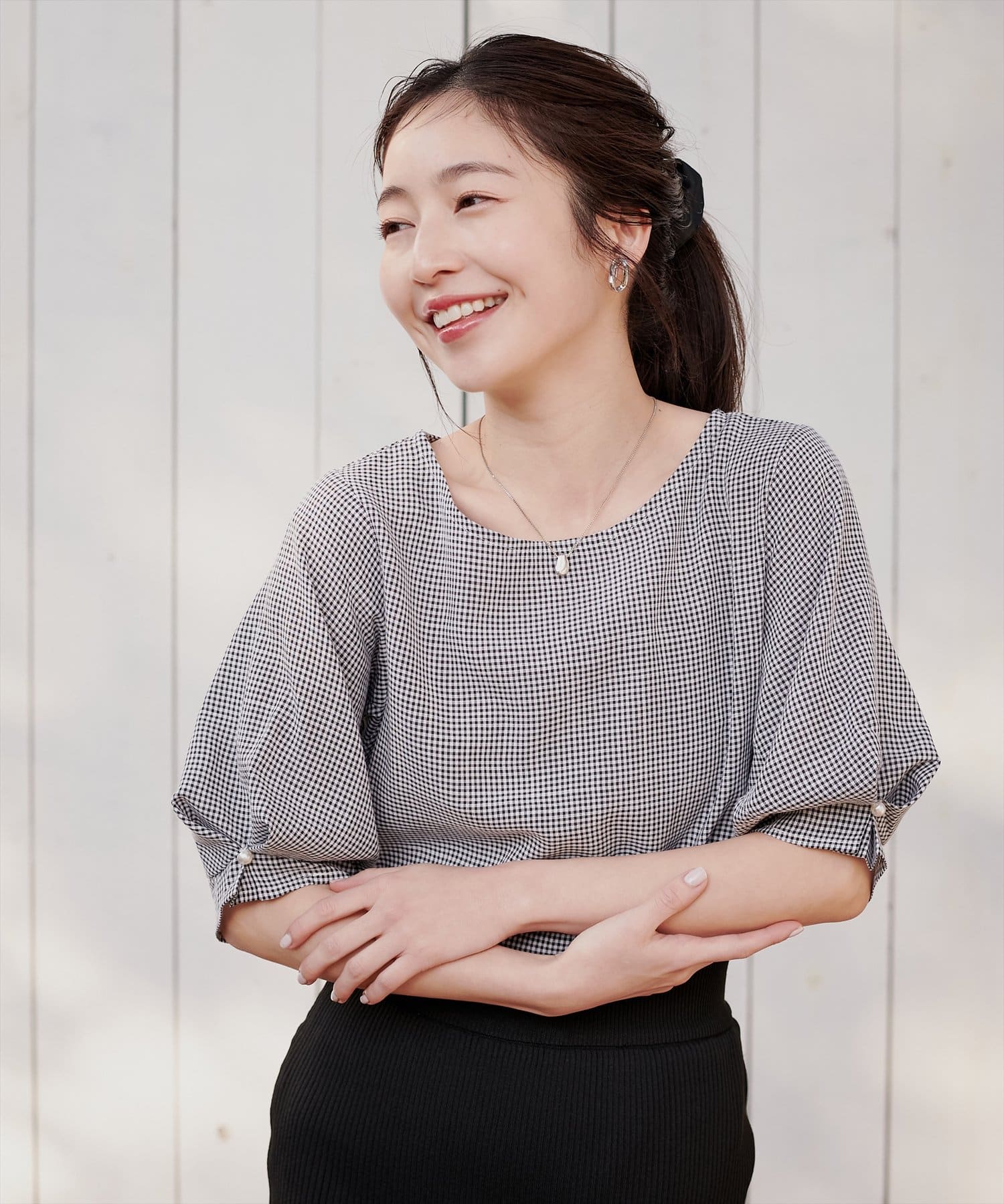 【2025SS natural couture】袖のタックとパール使いがフェミニンな１枚WEB限定カラー：グリーン■Design　袖口のタックにさり気なくパールを施した上品な半袖ブラウス。やや広めのネ