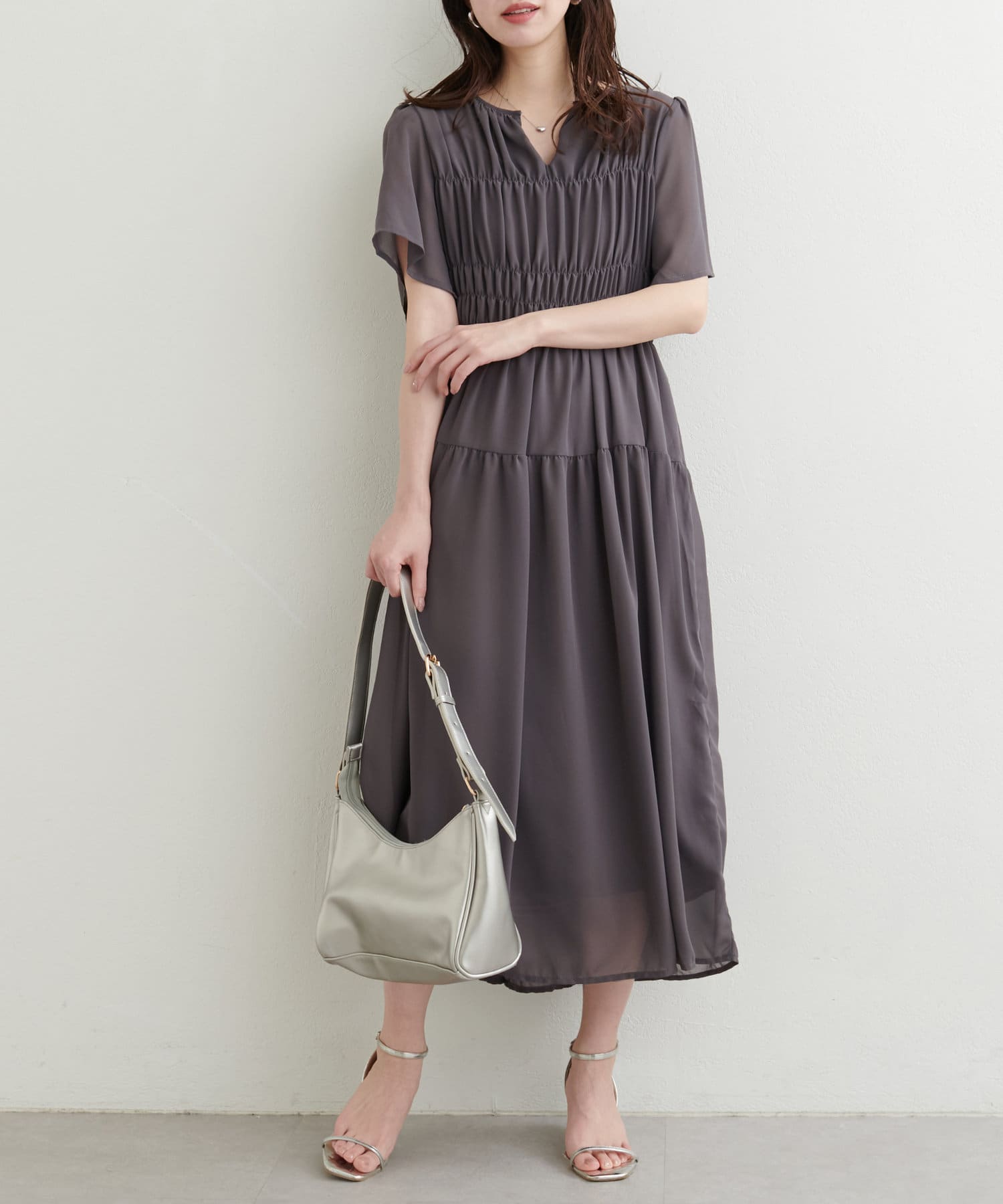 natural couture(ナチュラルクチュール) 【WEB限定】変形シャーリングフレアスリーブワンピース
