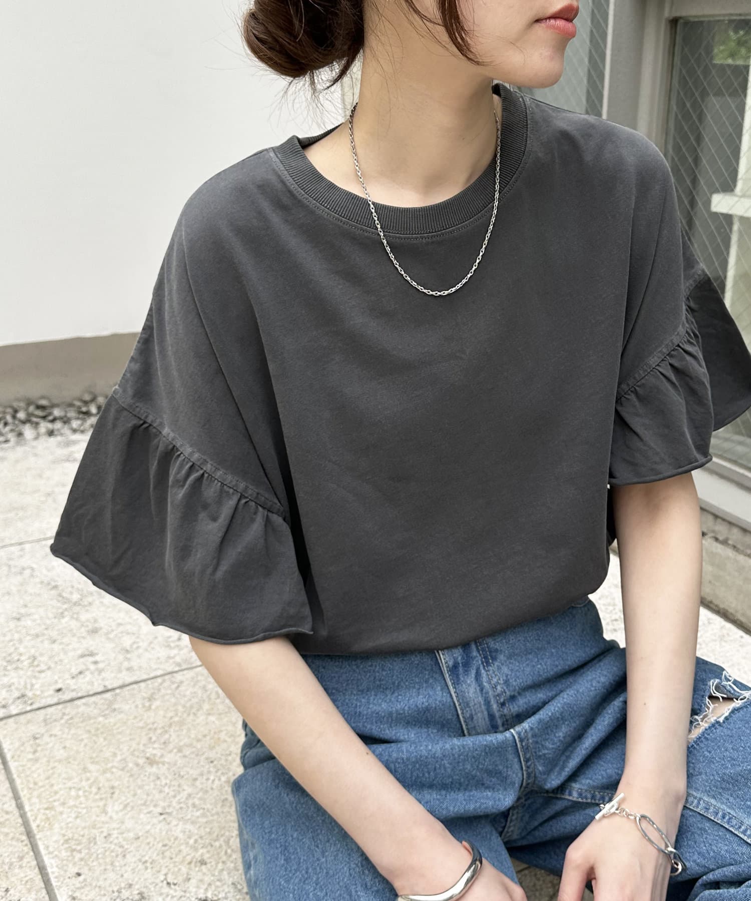 袖のフリルデザインが目を惹く！●デザインシンプルながらも、さりげないフリルデザインが女性らしさを演出します。程よくゆとりのある身幅は体型カバーにも効果的で、リラックスした着心地を実現。袖口のフリルは、