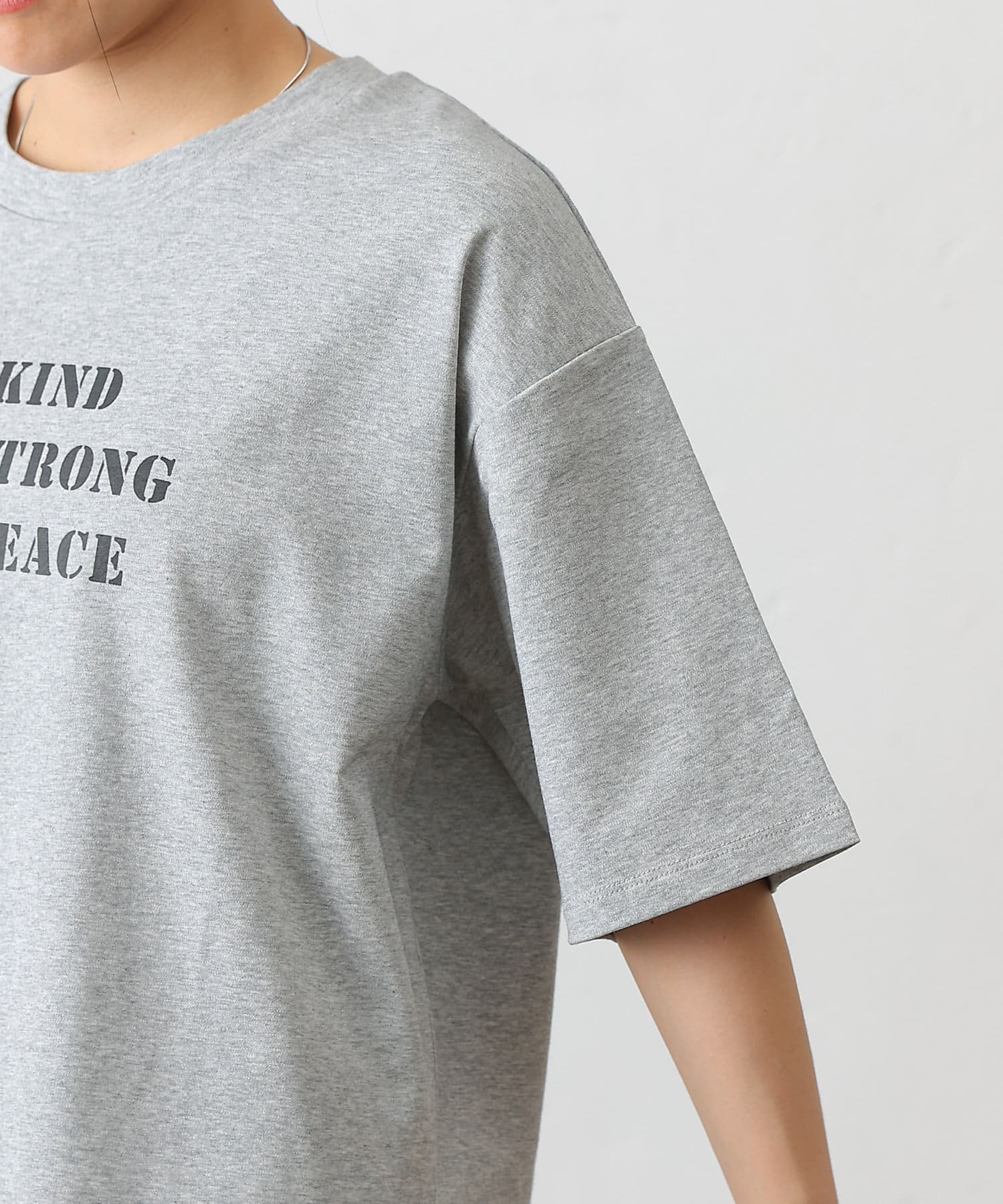 COLONY 2139(コロニー トゥーワンスリーナイン) スマートラウンド半袖ロゴTシャツBEKIND