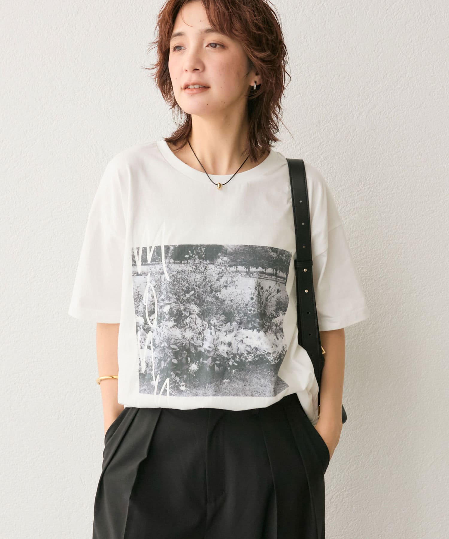 こだわりがつまった大人のフォトTシャツ●デザインフォトとロゴを掛け合わせたデザインTee。ラフな雰囲気のオーバーサイズシルエットがこなれ感ある一枚です。色々な種類の花たちが自由に咲いている様子をモノト