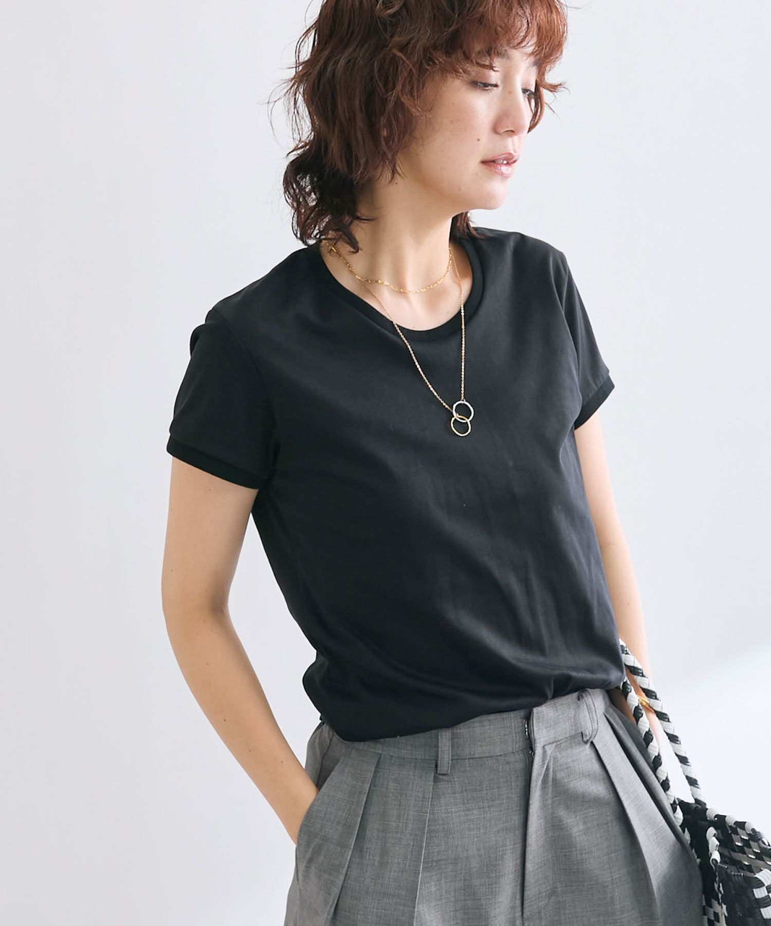 接触冷感、紫外線防止機能付き●デザインコンパクトな印象のシンプルTシャツ。首、袖の切替部分に入れた、本体と若干異なるカラーがこなれ感抜群。詰まりすぎないクルーネックラインや小さめの半袖がすっきりとして